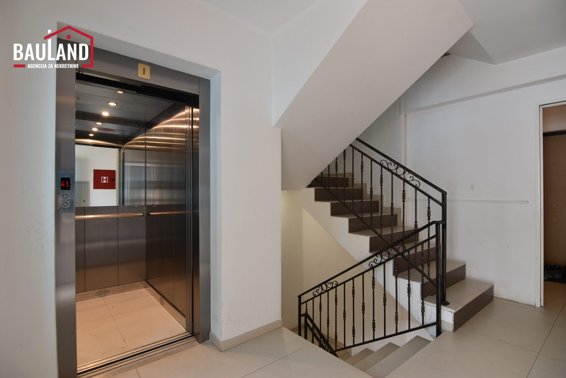 24 stan za prodaju I sprat Općina Centar