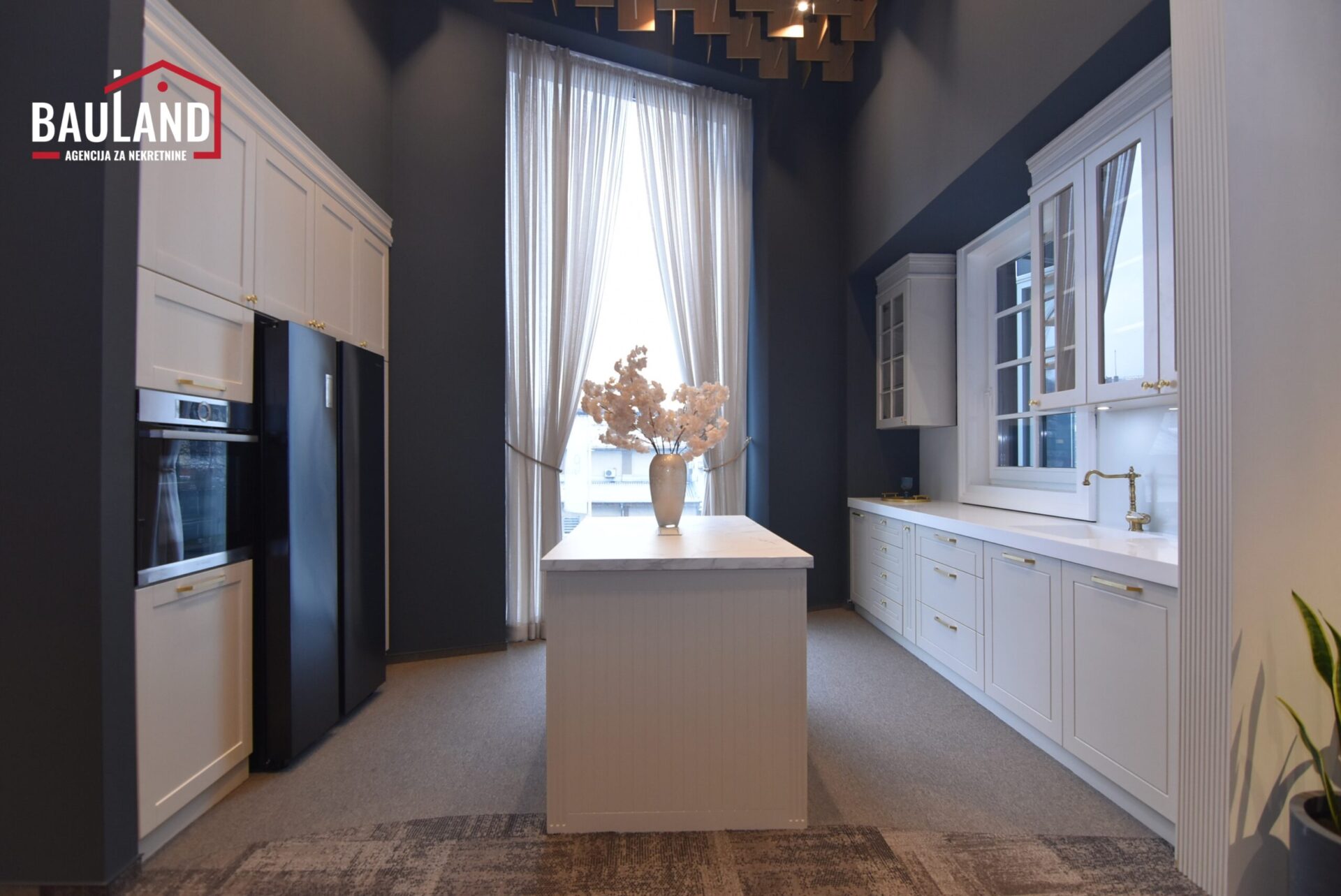 10 iznajmljuje se poslovni prostor površine 260m2 na prvom spratu