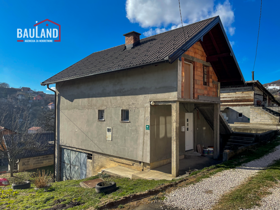 Useli-,bare und potkellerfäre Haus mit Garage – Dobroševići