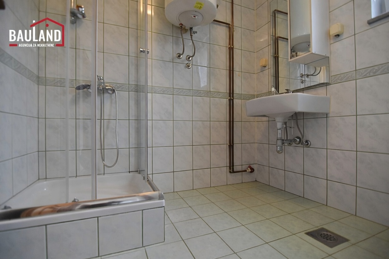 14 prodaje se kuća u ulici Zaima Imamovića naselje Zabrđe