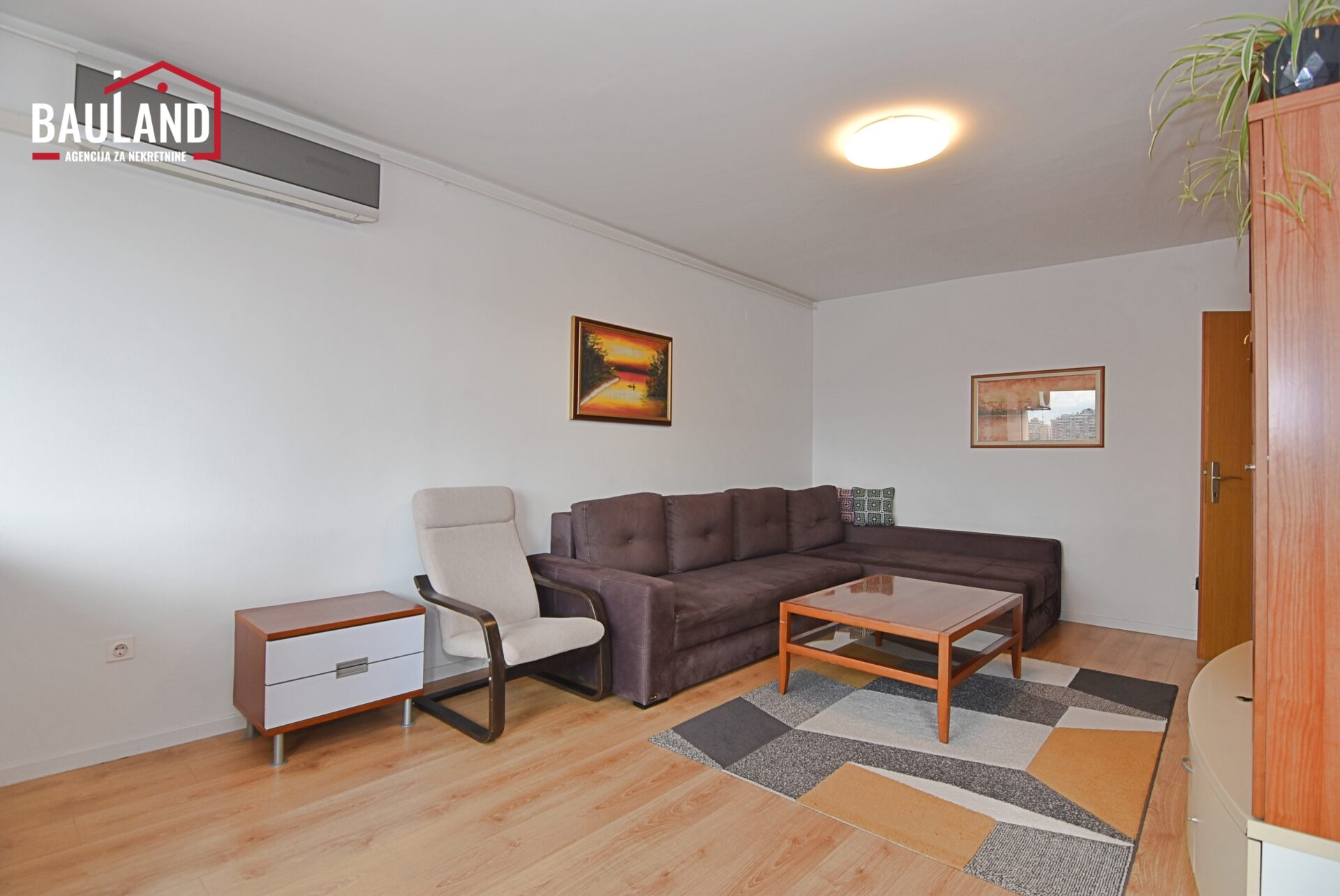 3 prodaje se četverosoban stan u zgradi Loris na osmom spratu