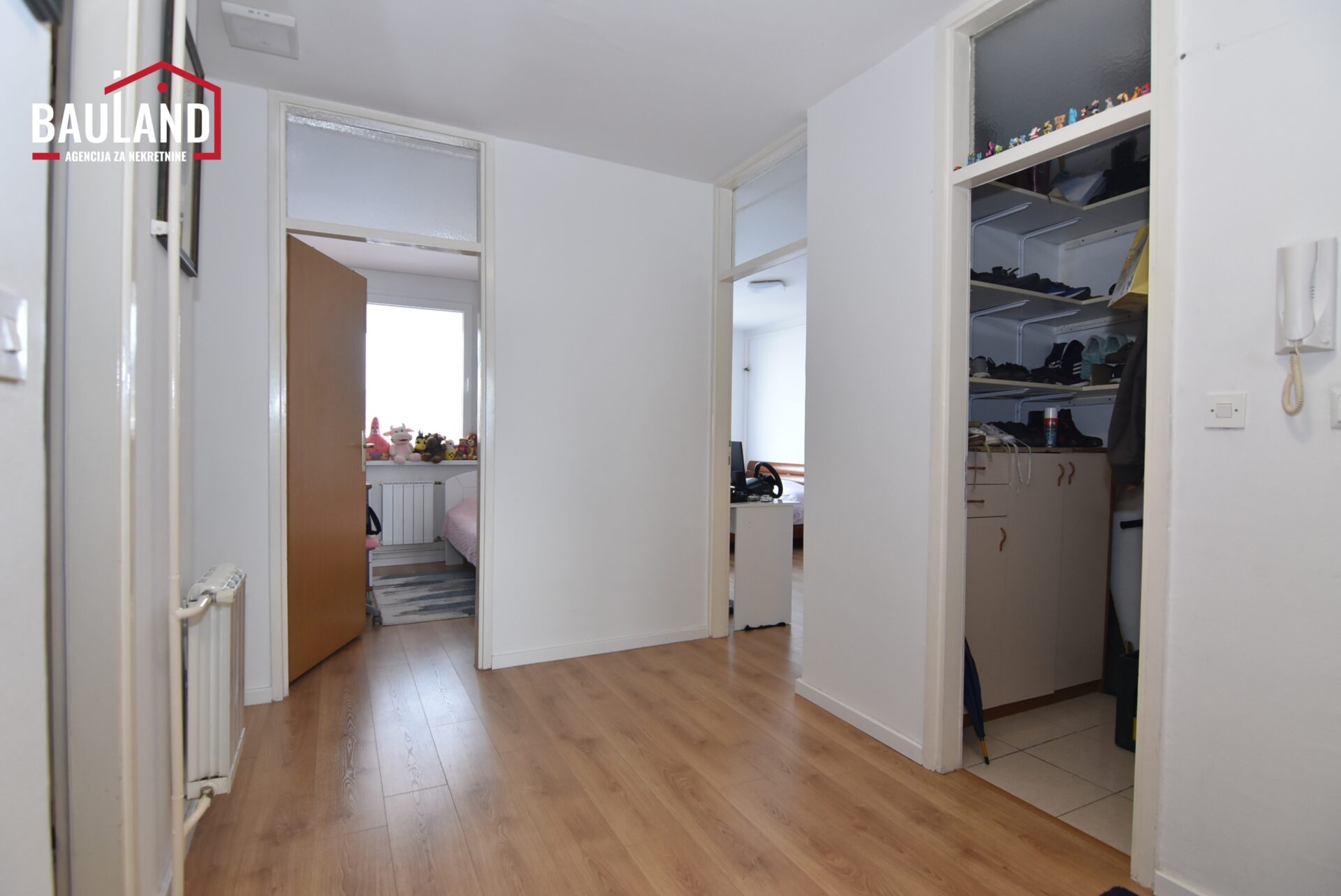 15 na prodaju četverosoban stan na osmom spratu sa dva balkona