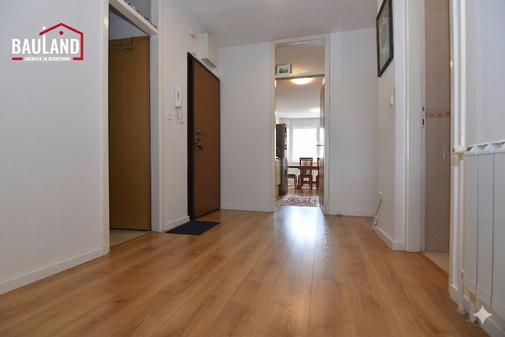 16 na prodaju četverosoban stan na Grbavici