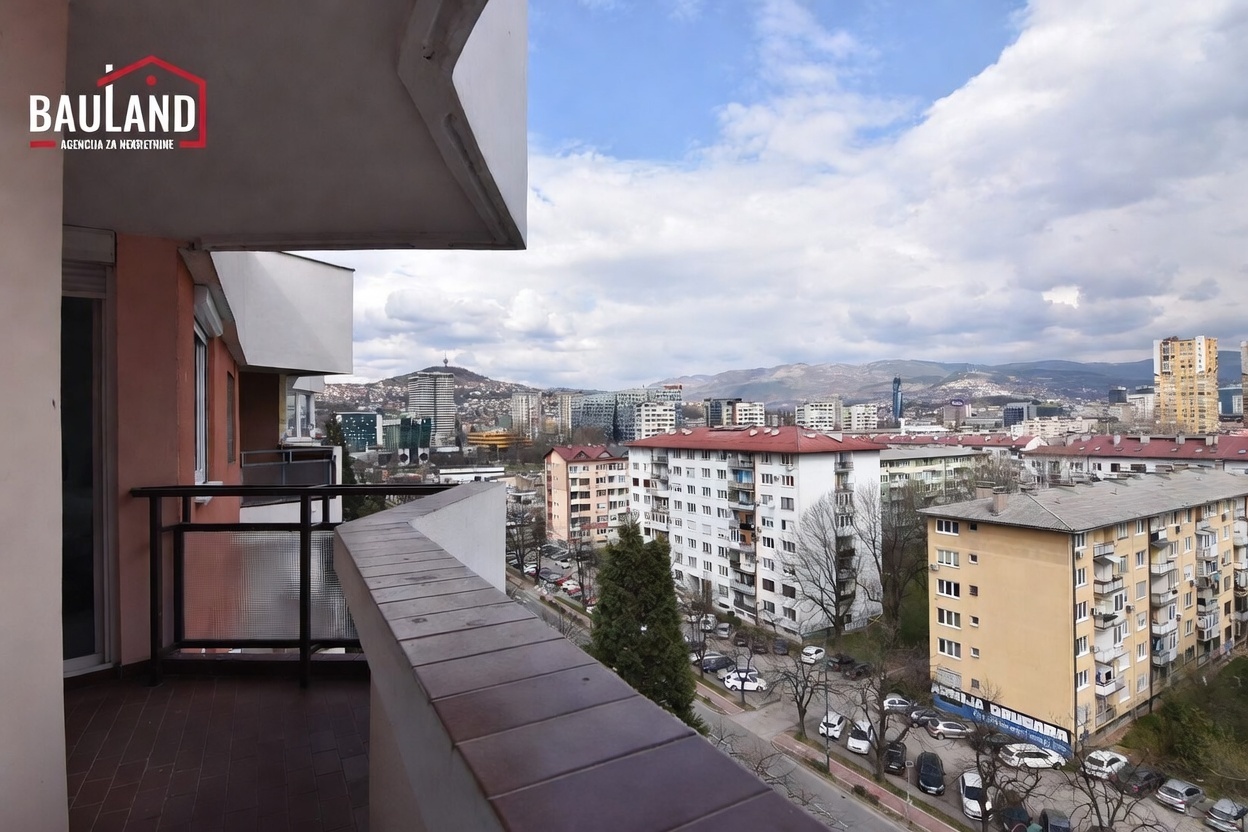 19 na prodaju četverosoban stan na Grbavici