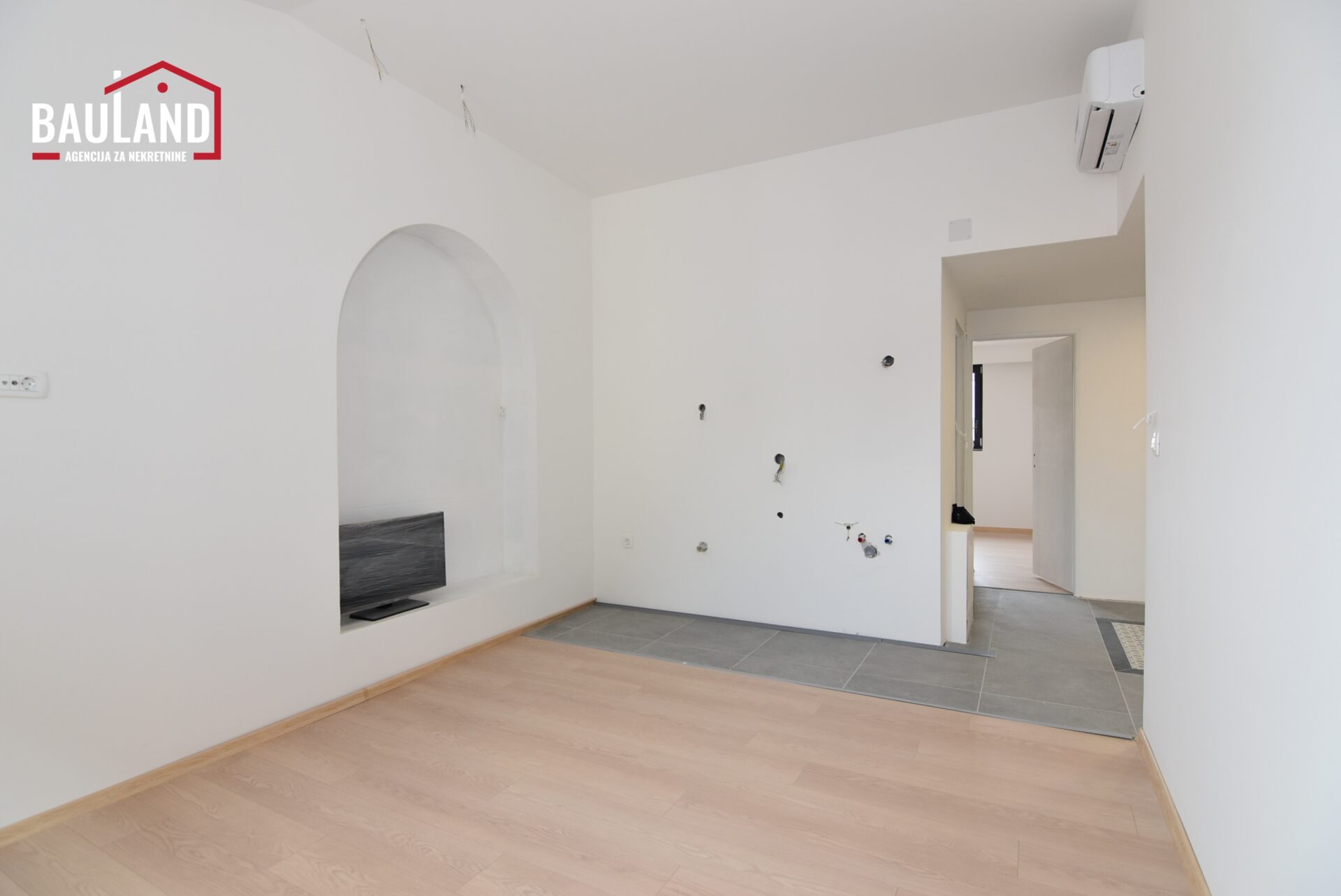 2 manji trosoban stan za prodaju Centar ul. Jezero