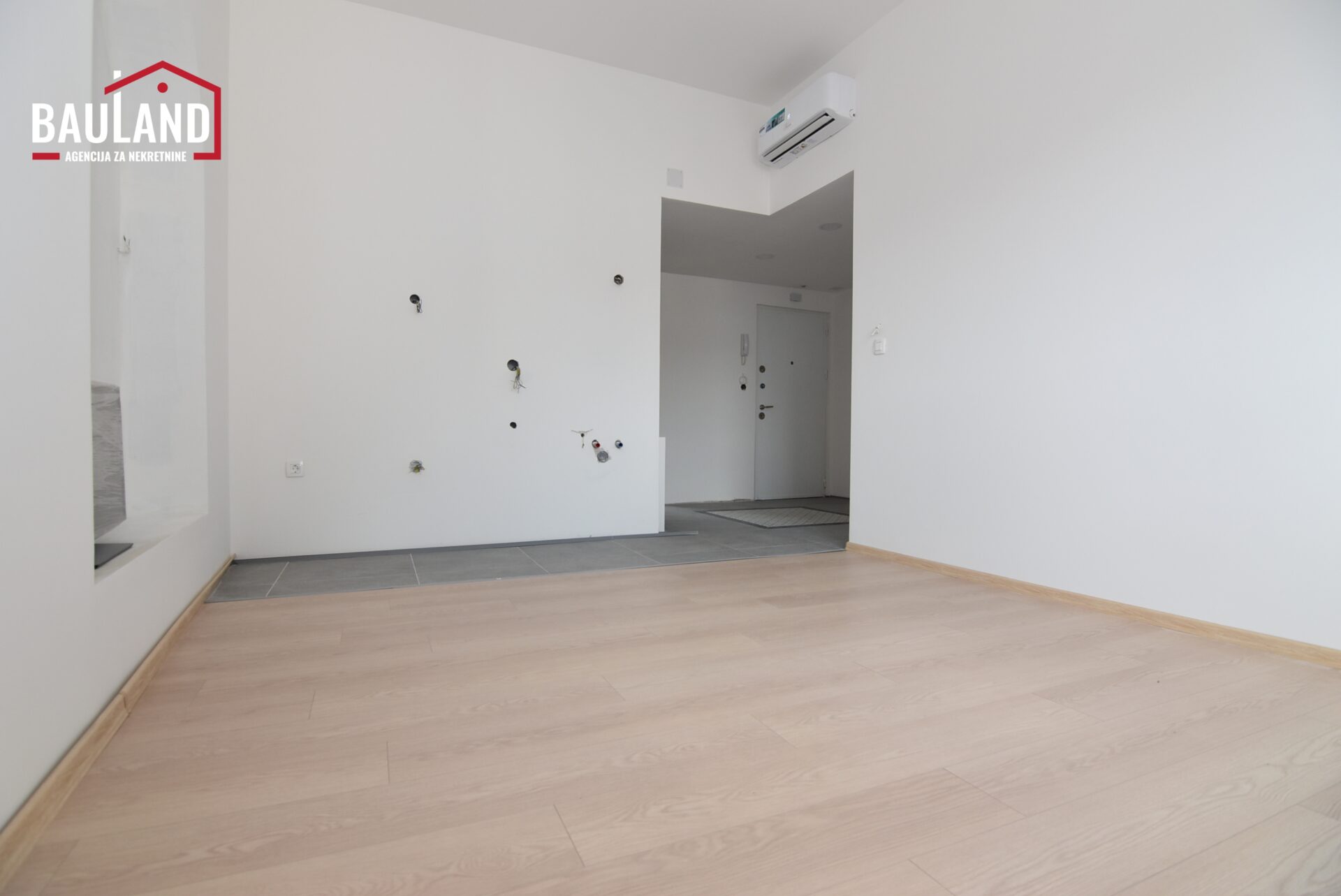 4 prodaje se manji trosoban stan na trećem spratu stambene zgrade u ulici Jezero Općina Centar