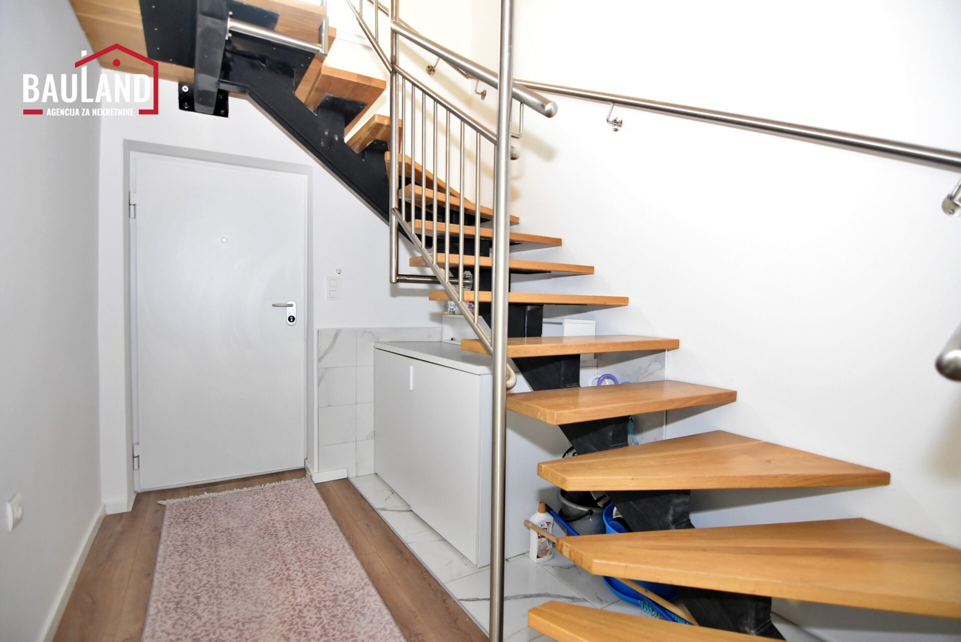 14 iznajmljuje se dvoetažni stan na Ilidži Vrelo Bosne