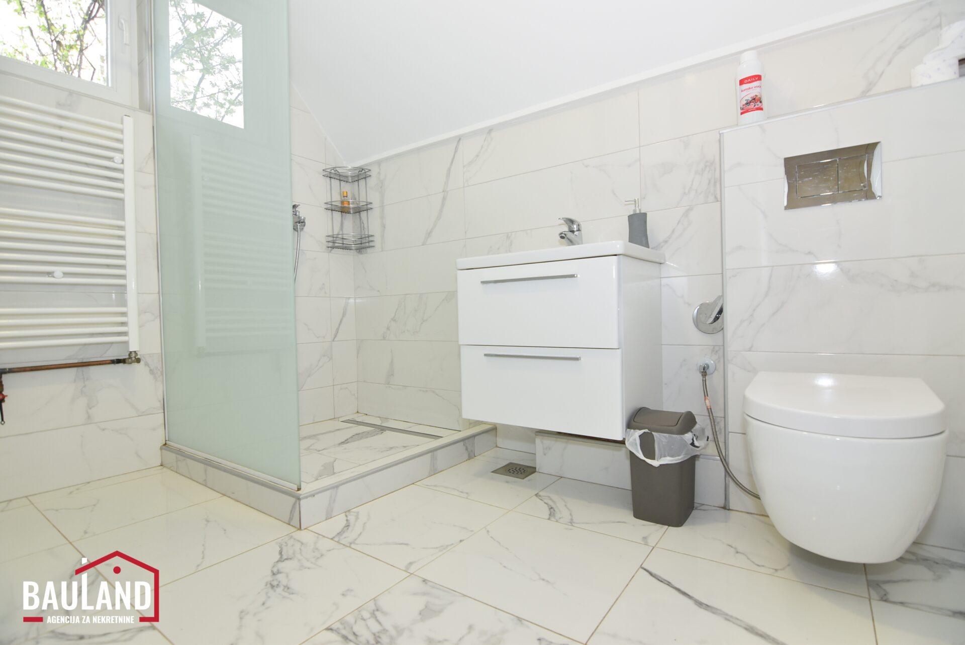 28 iznajmljuje se dvoetažni stan sa garažom na Vrelu Bosne Općina Ilidža