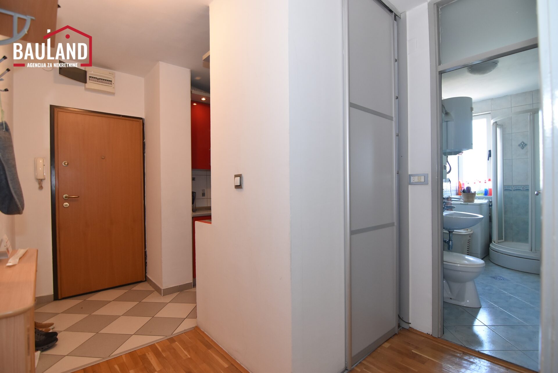 13 prodaje se dvosoban stan površine 51m2 III sprat naselje Hrasno Općina Novo Sarajevo