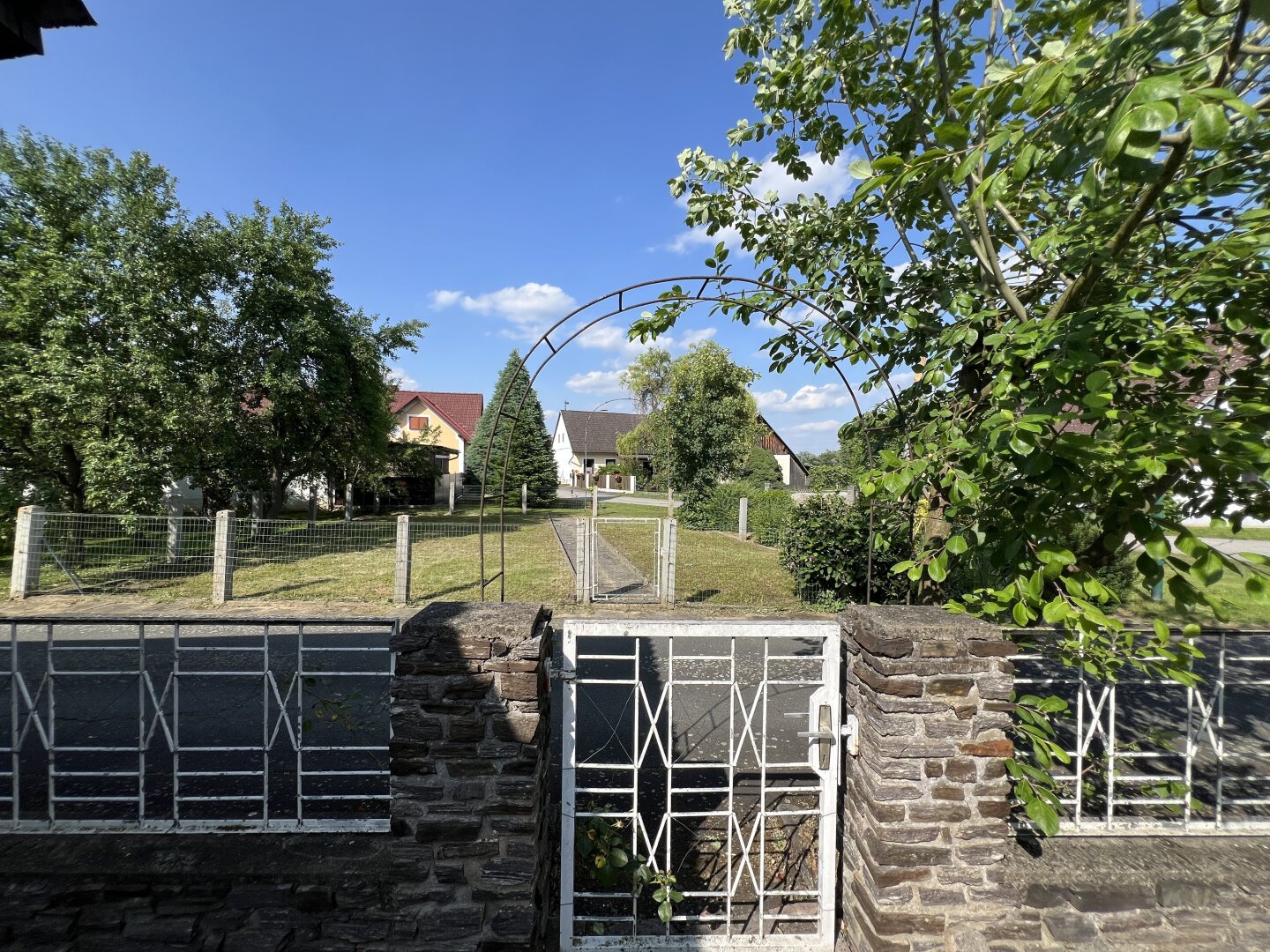Idyllische Dorfruhelage - wohnen und genießen