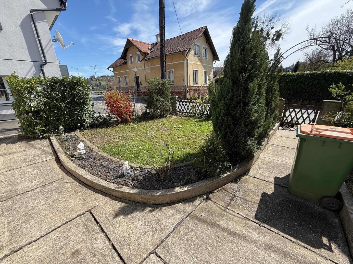 Kleines Häuschen mit schönem Grundstück - Stadtgrenze