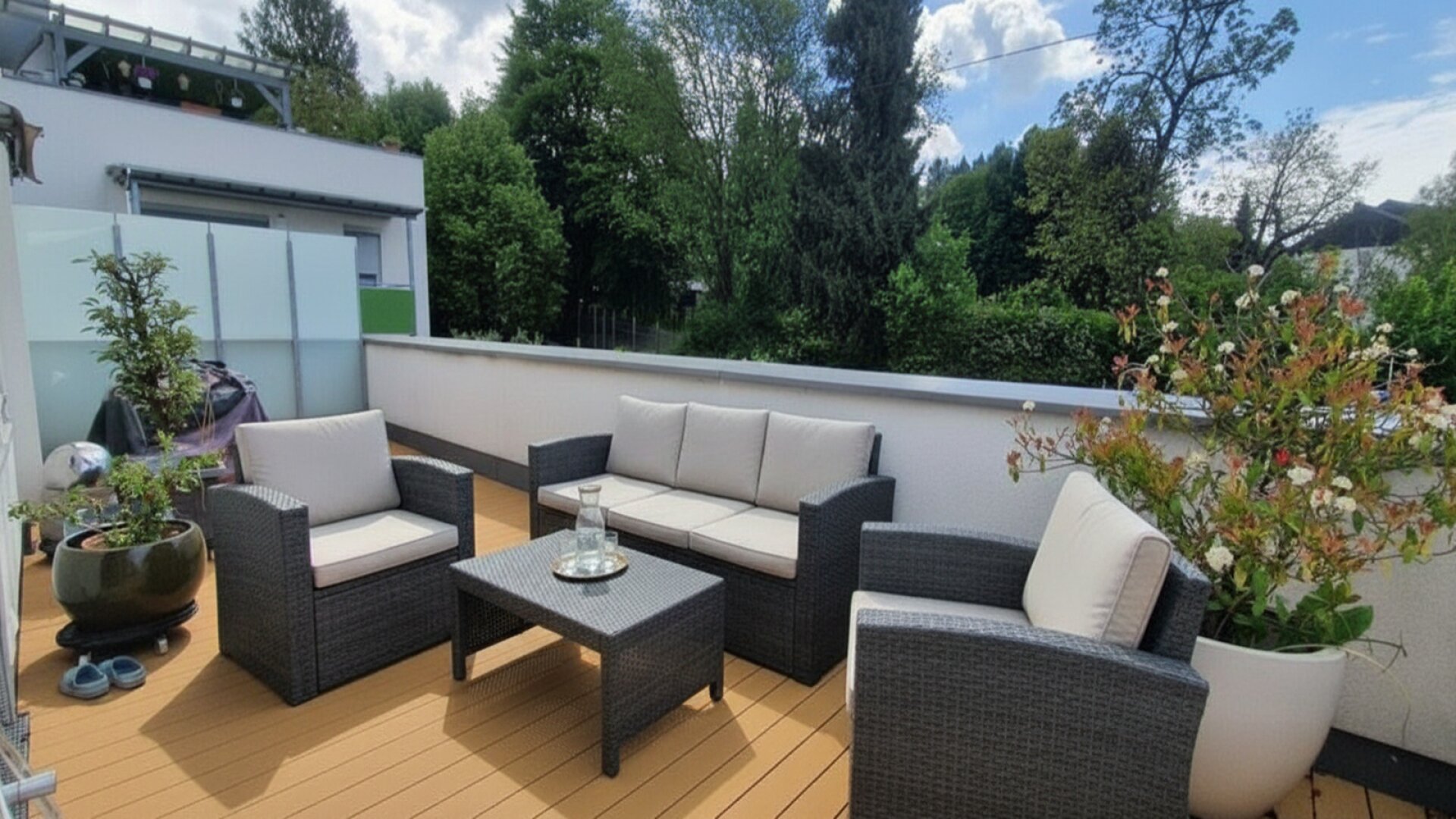 Business People aufgepasst; Neuwertige 4-Zi, 91m² WFL, 54m² Terrasse, 2 Carport!