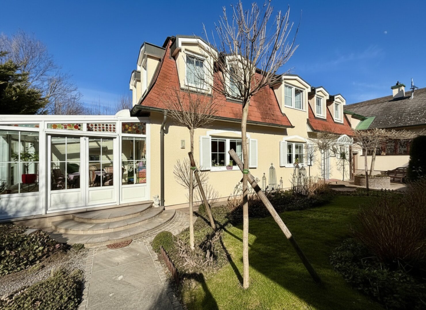 Der Sommer kommt bestimmt! Landhausstil mit 2 Wohneinheiten - lichtdurchflutet!