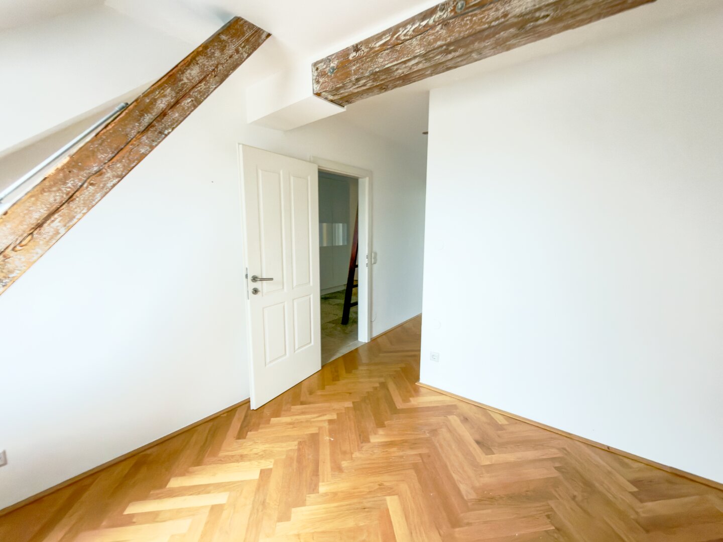 Traumhafte Dachgeschoßwohnung mit Galerie, Terrassen und Blick zum Anninger - Lift optional möglich