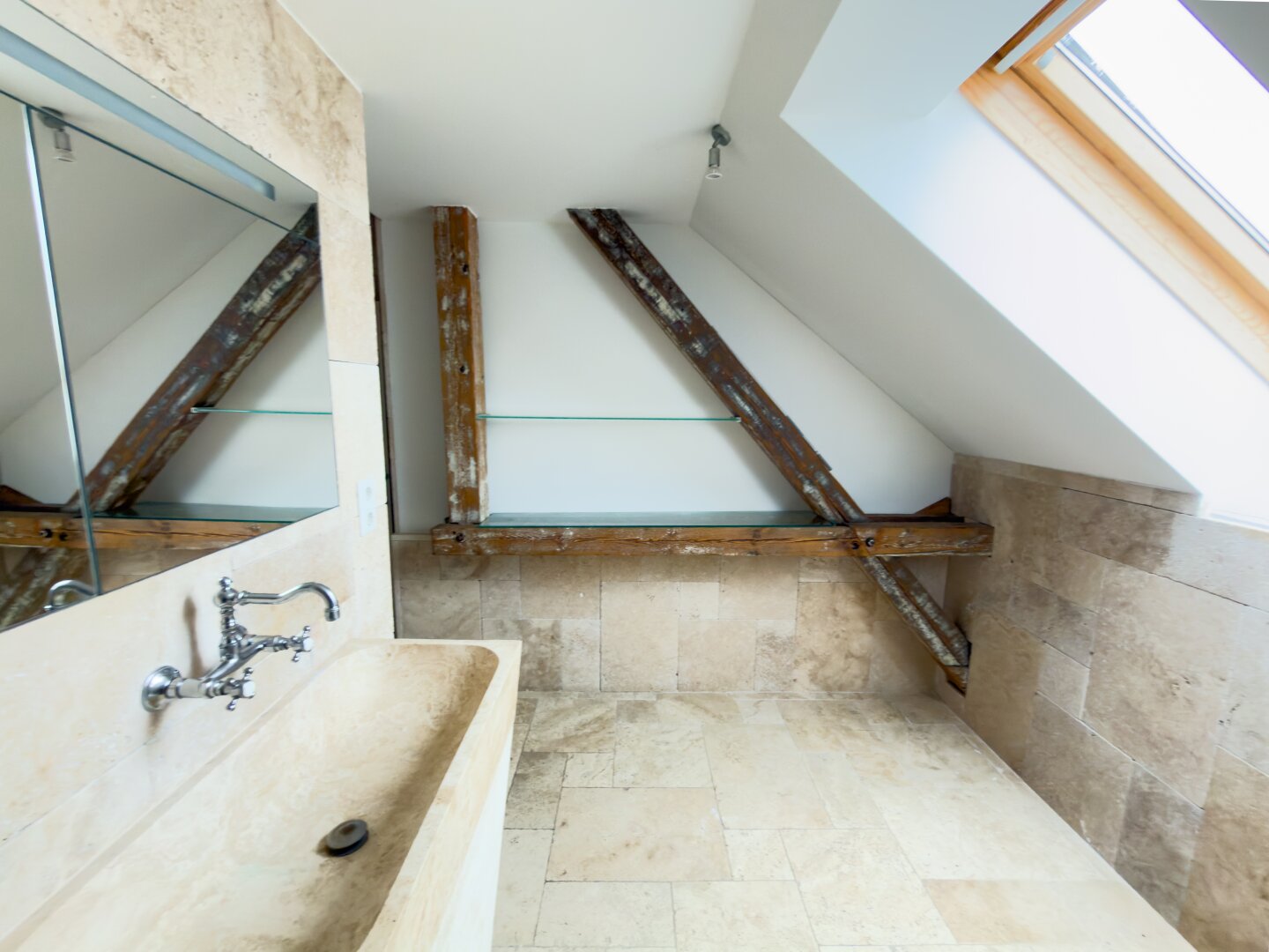Traumhafte Dachgeschoßwohnung mit Galerie, Terrassen und Blick zum Anninger - Lift optional möglich