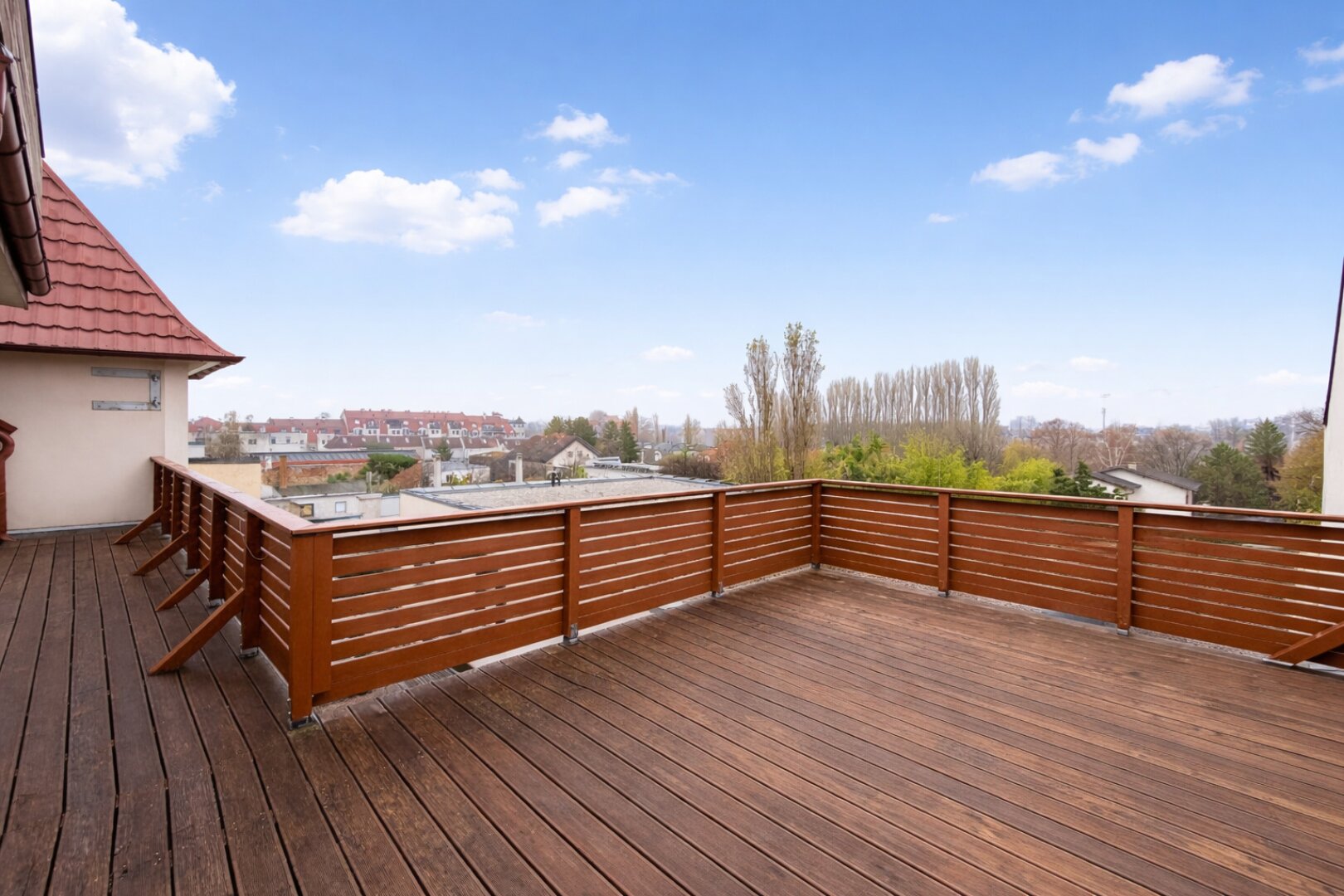 Traumhafte Dachgeschoßwohnung mit Galerie, Terrassen und Blick zum Anninger - Lift optional möglich