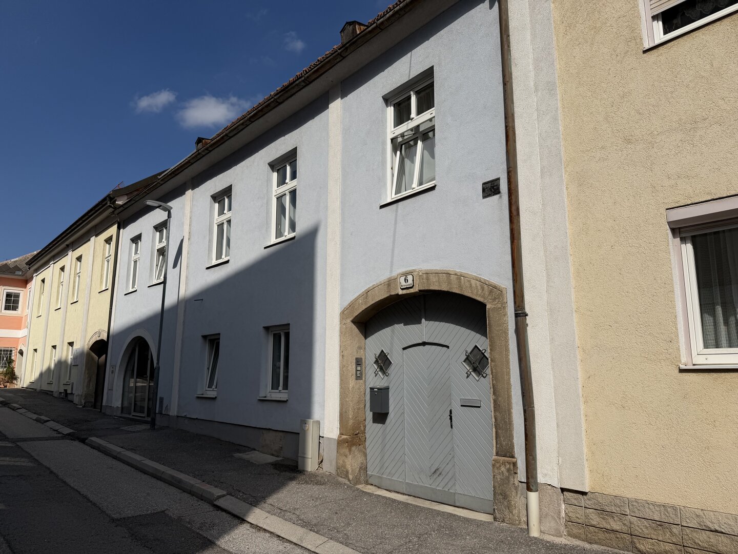 Gepflegtes, kleines Zinshaus in der Nähe des Schloßes mit charmantem Gewölbekeller und schönen Terrassen!