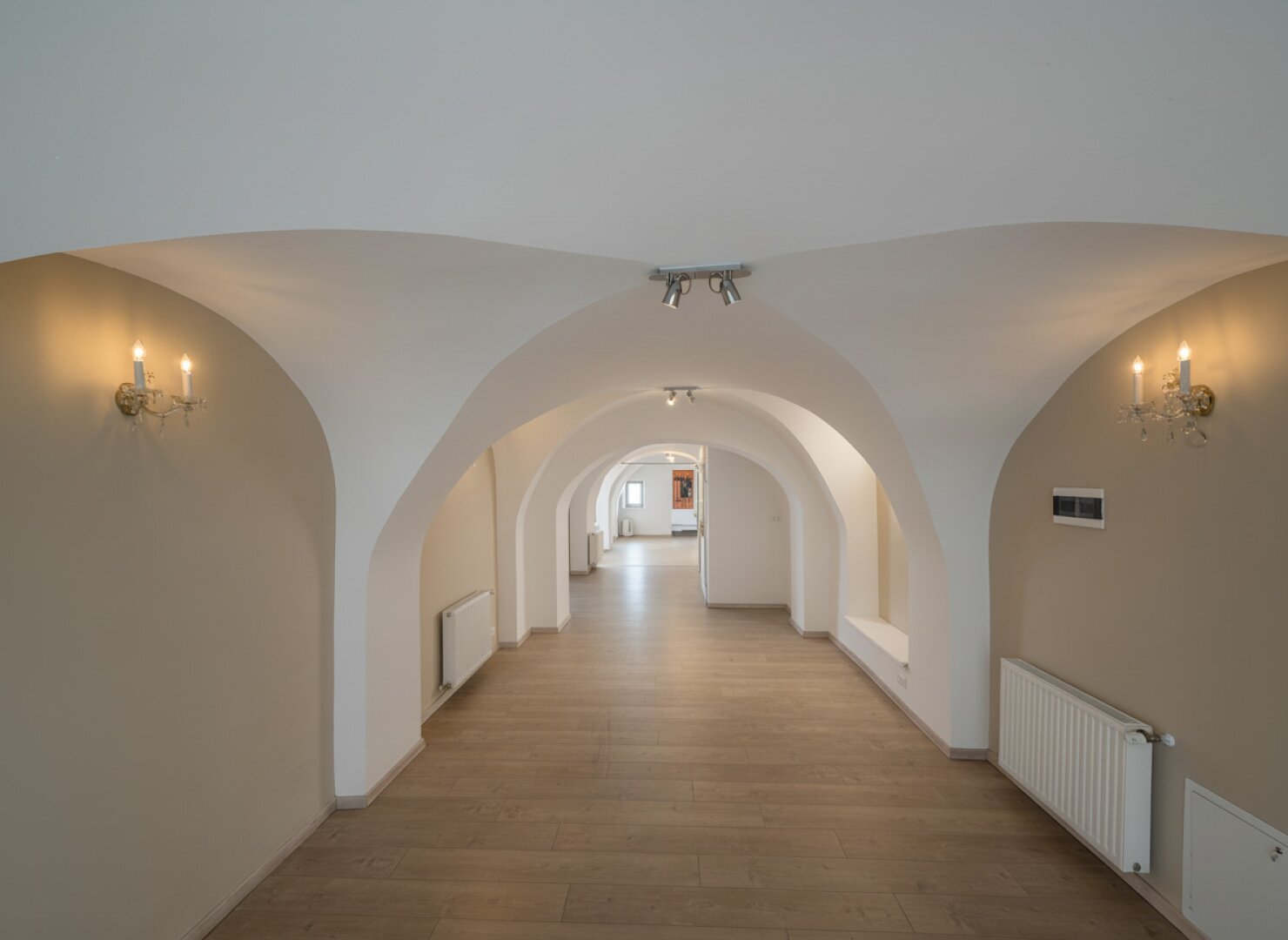 Gepflegtes, kleines Zinshaus in der Nähe des Schloßes mit charmantem Gewölbekeller und schönen Terrassen!