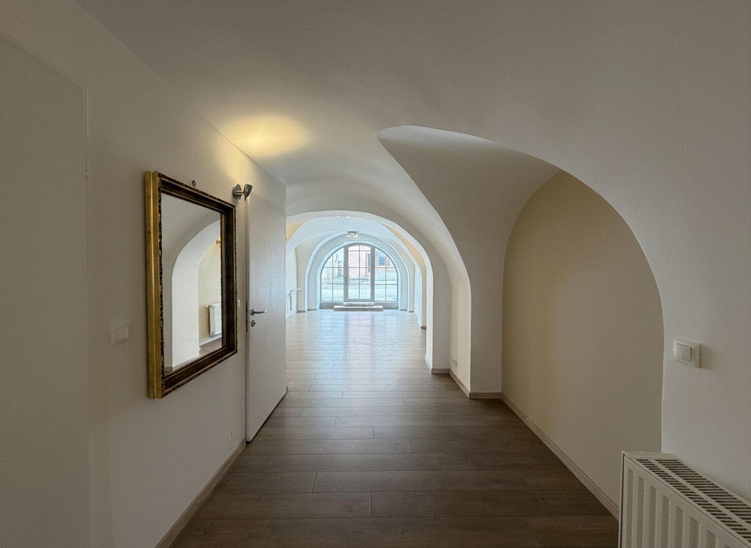 Gepflegtes, kleines Zinshaus in der Nähe des Schloßes mit charmantem Gewölbekeller und schönen Terrassen!