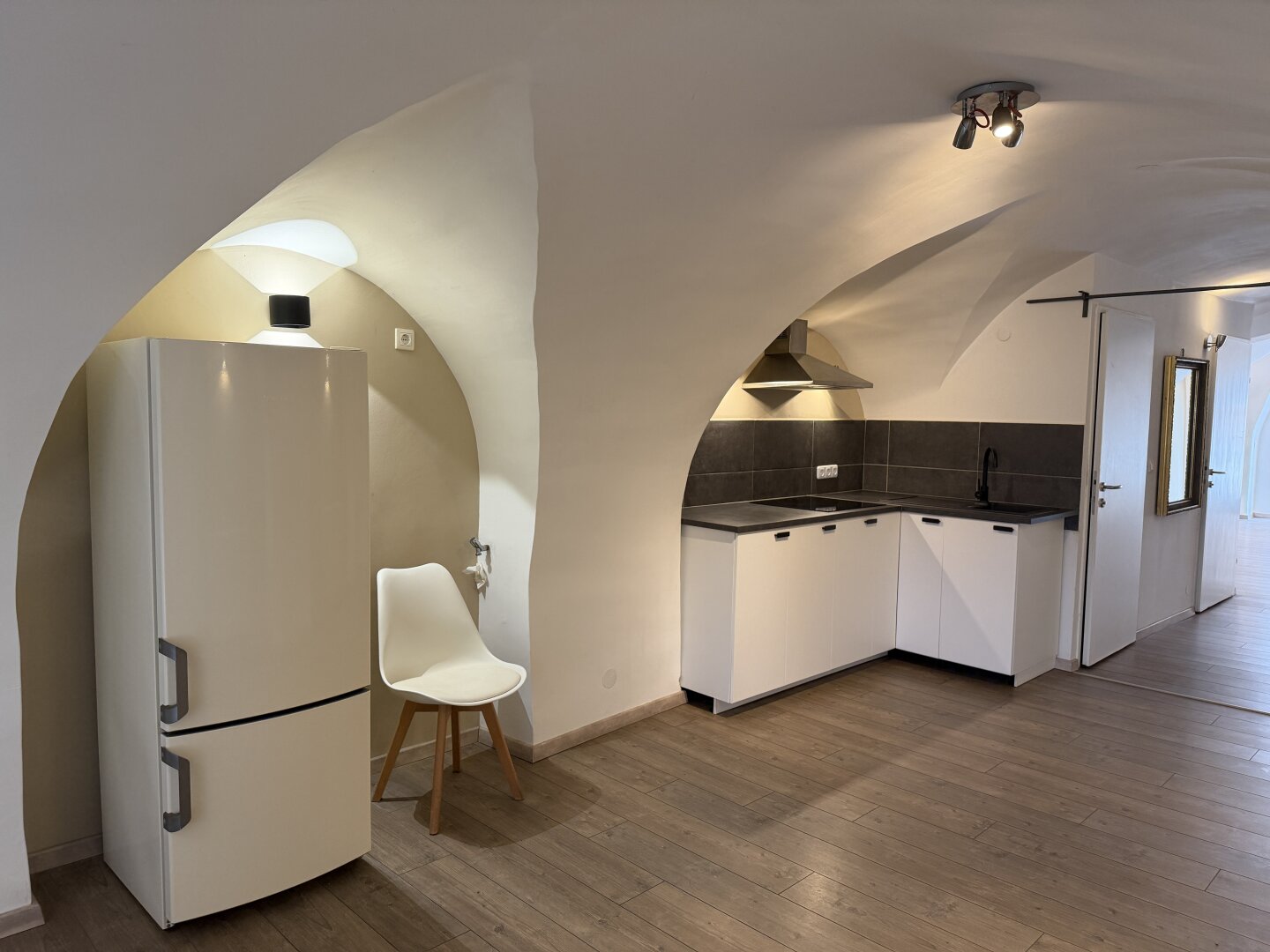 Gepflegtes, kleines Zinshaus in der Nähe des Schloßes mit charmantem Gewölbekeller und schönen Terrassen!