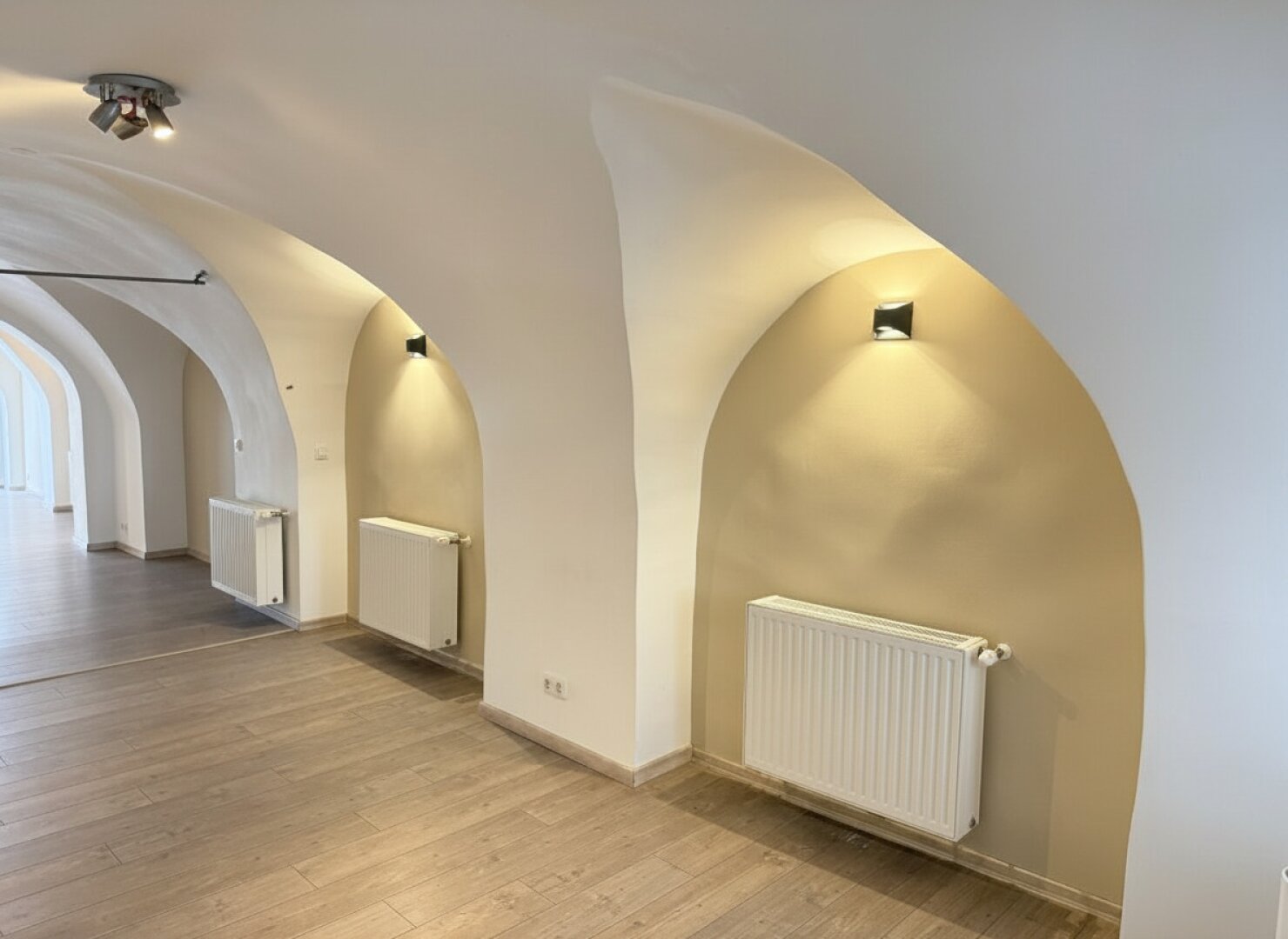 Gepflegtes, kleines Zinshaus in der Nähe des Schloßes mit charmantem Gewölbekeller und schönen Terrassen!