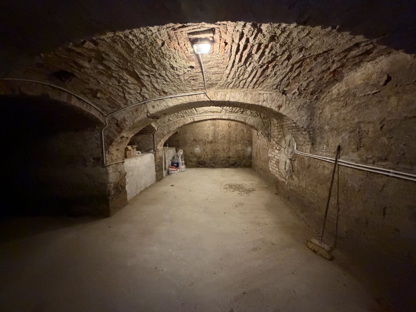 Gepflegtes, kleines Zinshaus in der Nähe des Schloßes mit charmantem Gewölbekeller und schönen Terrassen!