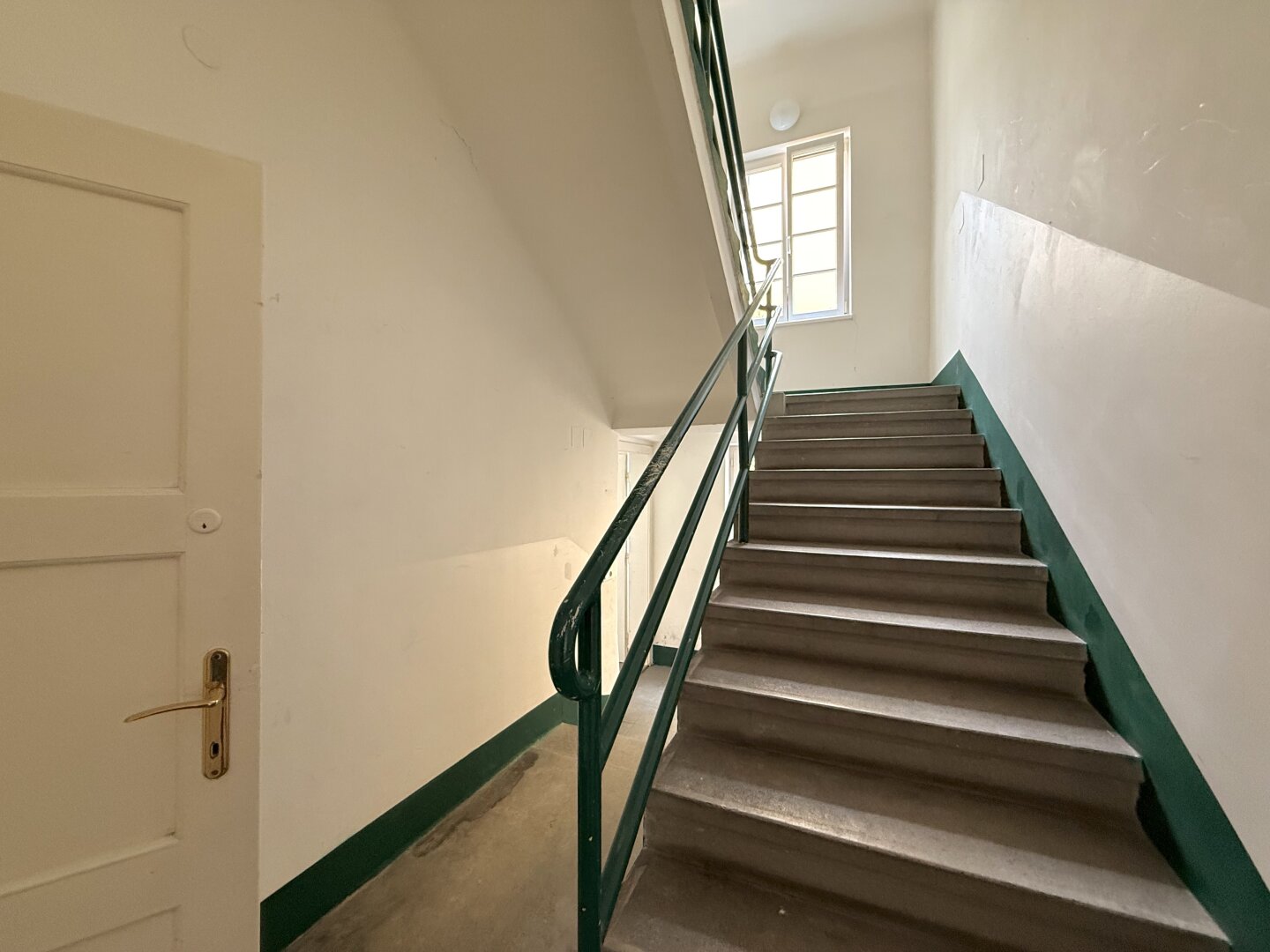 Attraktives Zinshaus mit Gewerbefläche und Wohnmöglichkeit in bester Lage!