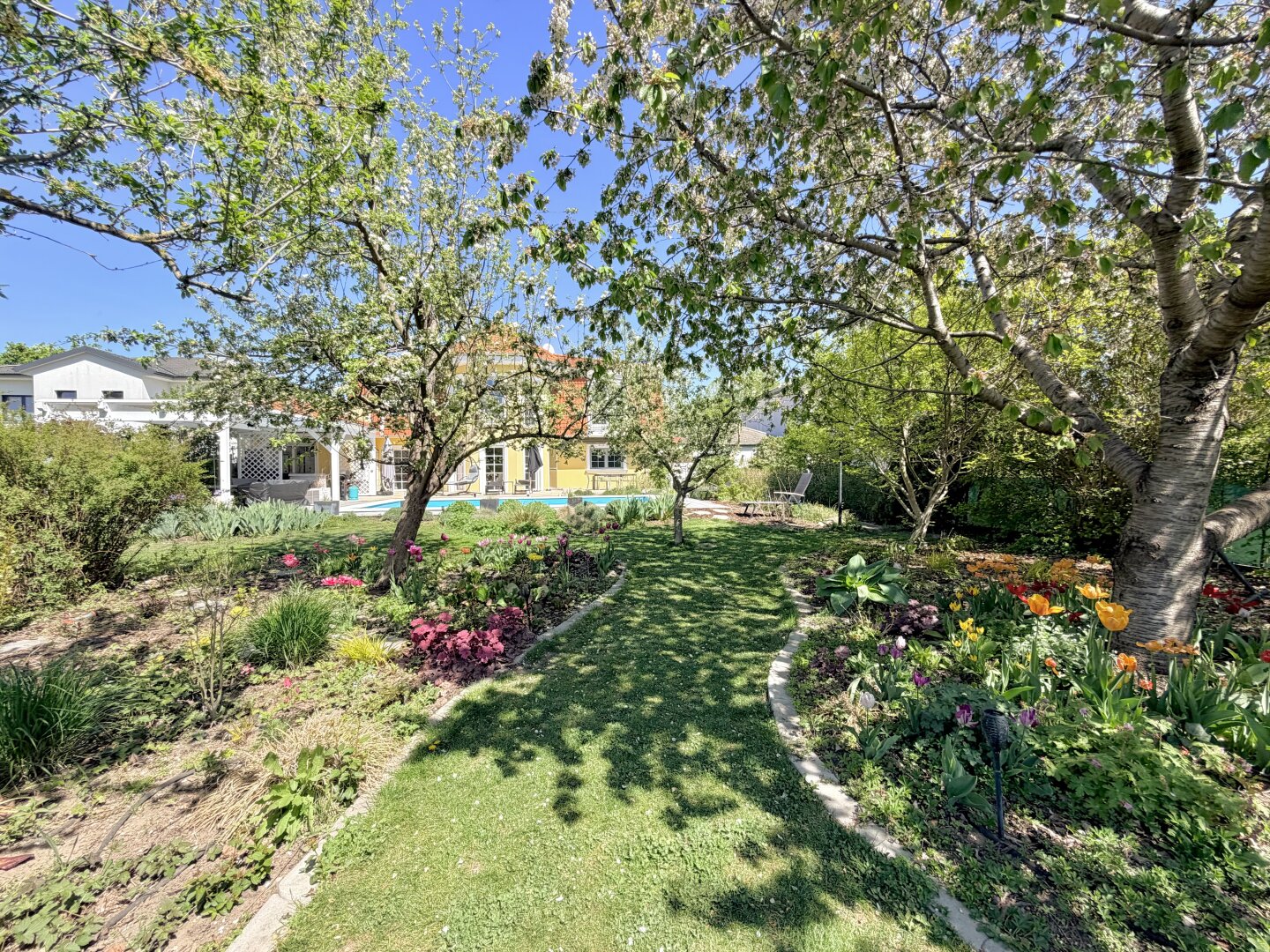 Repräsentatives Anwesen mit parkähnlichem Garten und Pool in Baden