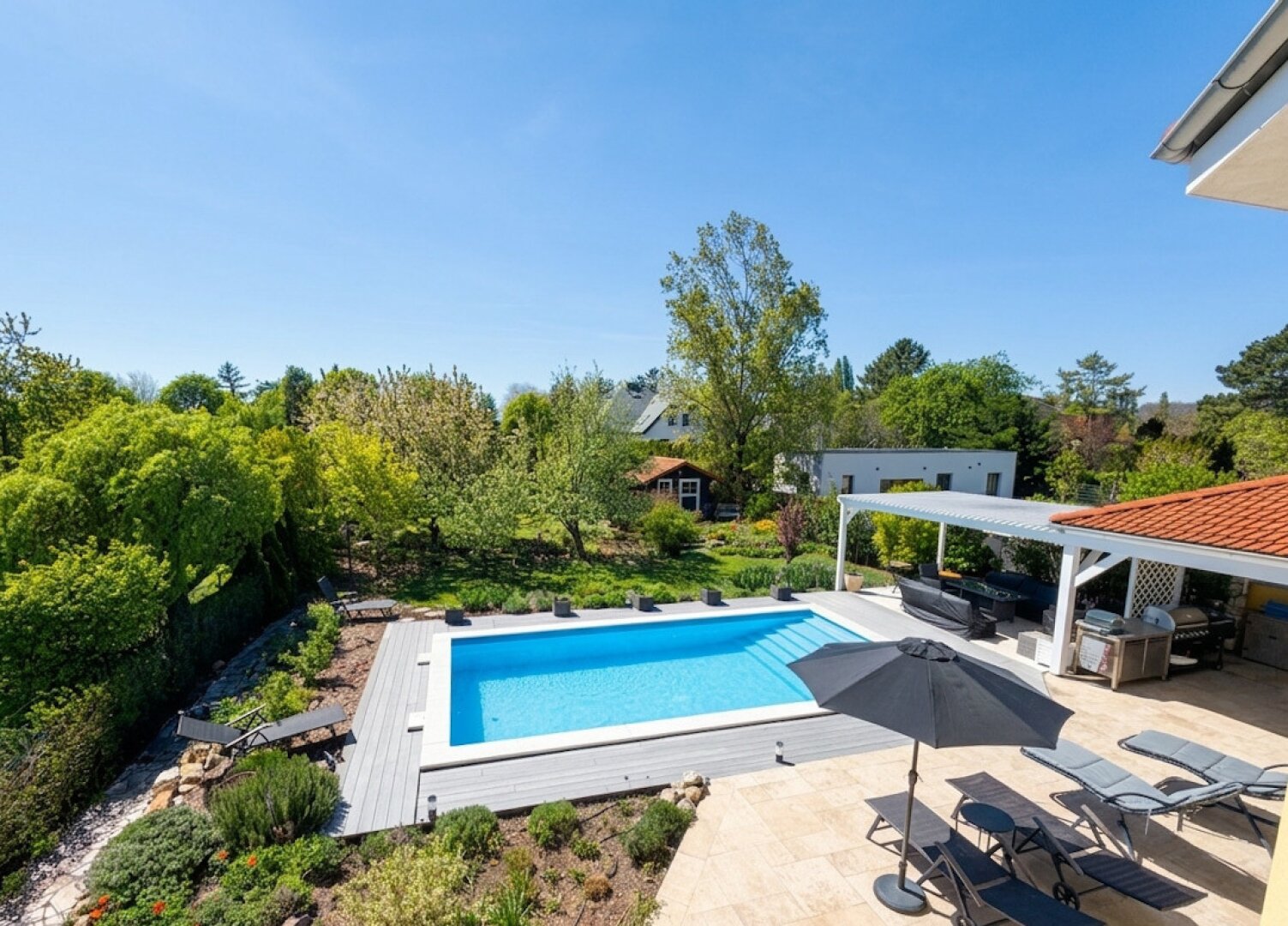 Repräsentatives Anwesen mit parkähnlichem Garten und Pool in Baden