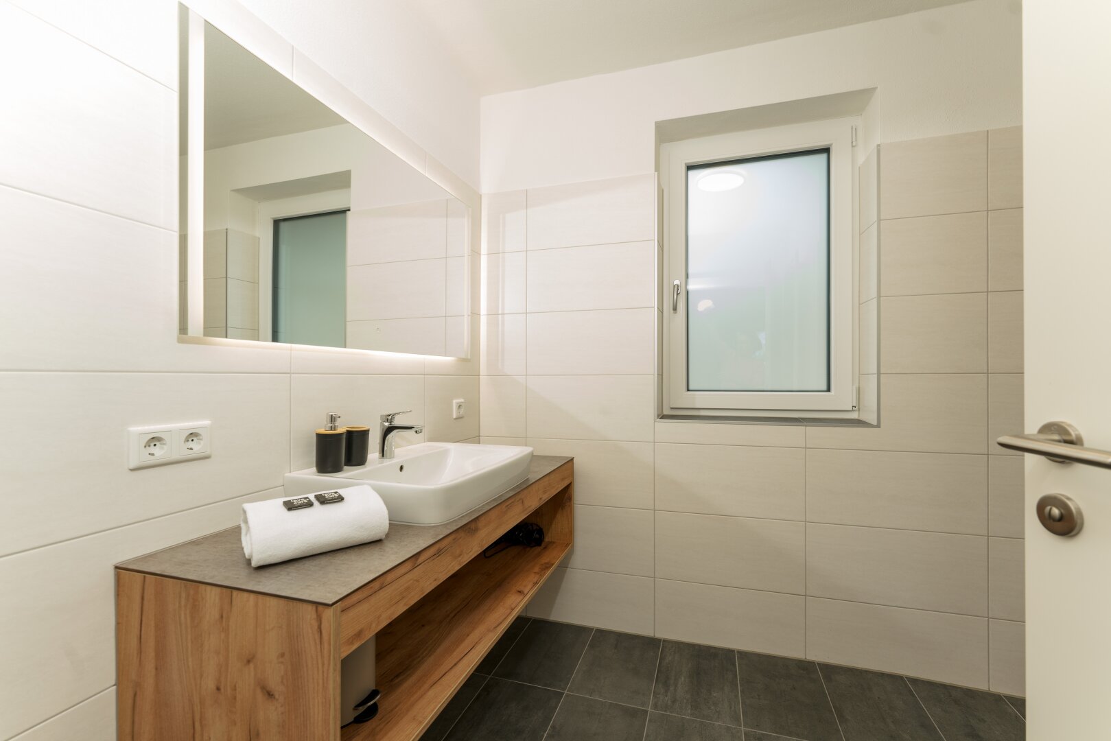 Apartment "Dachstein" - Moderne Ferienwohnung mit Balkon, Sauna & Carport in Schladming – Erstbezug!