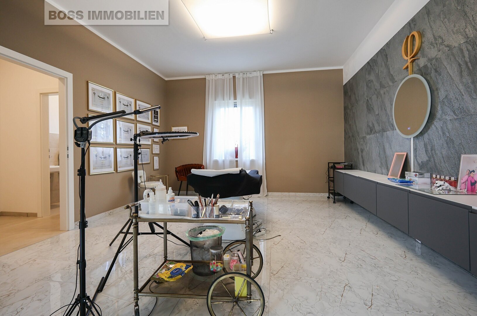 Hochwertiges Geschäftslokal inkl. 6 Parkplätzen in Traun