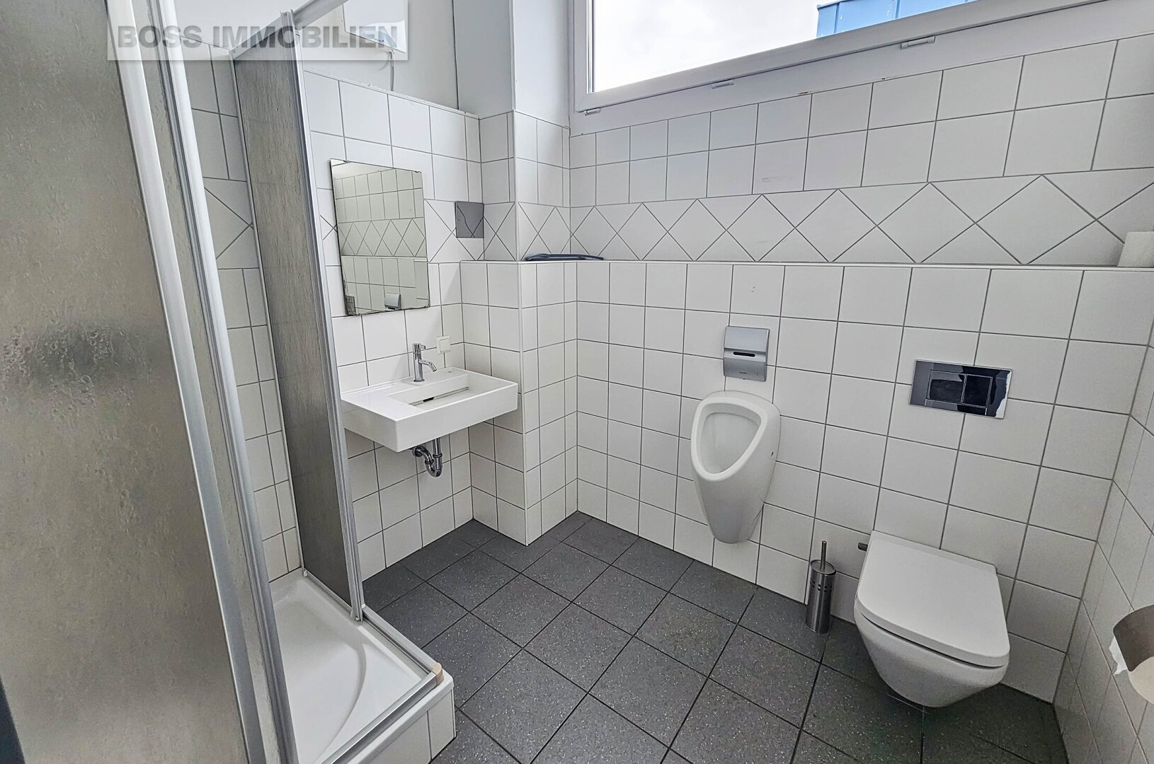 Modernisierte Gewerbefläche mit Top-Sichtbarkeit – vielseitig nutzbar