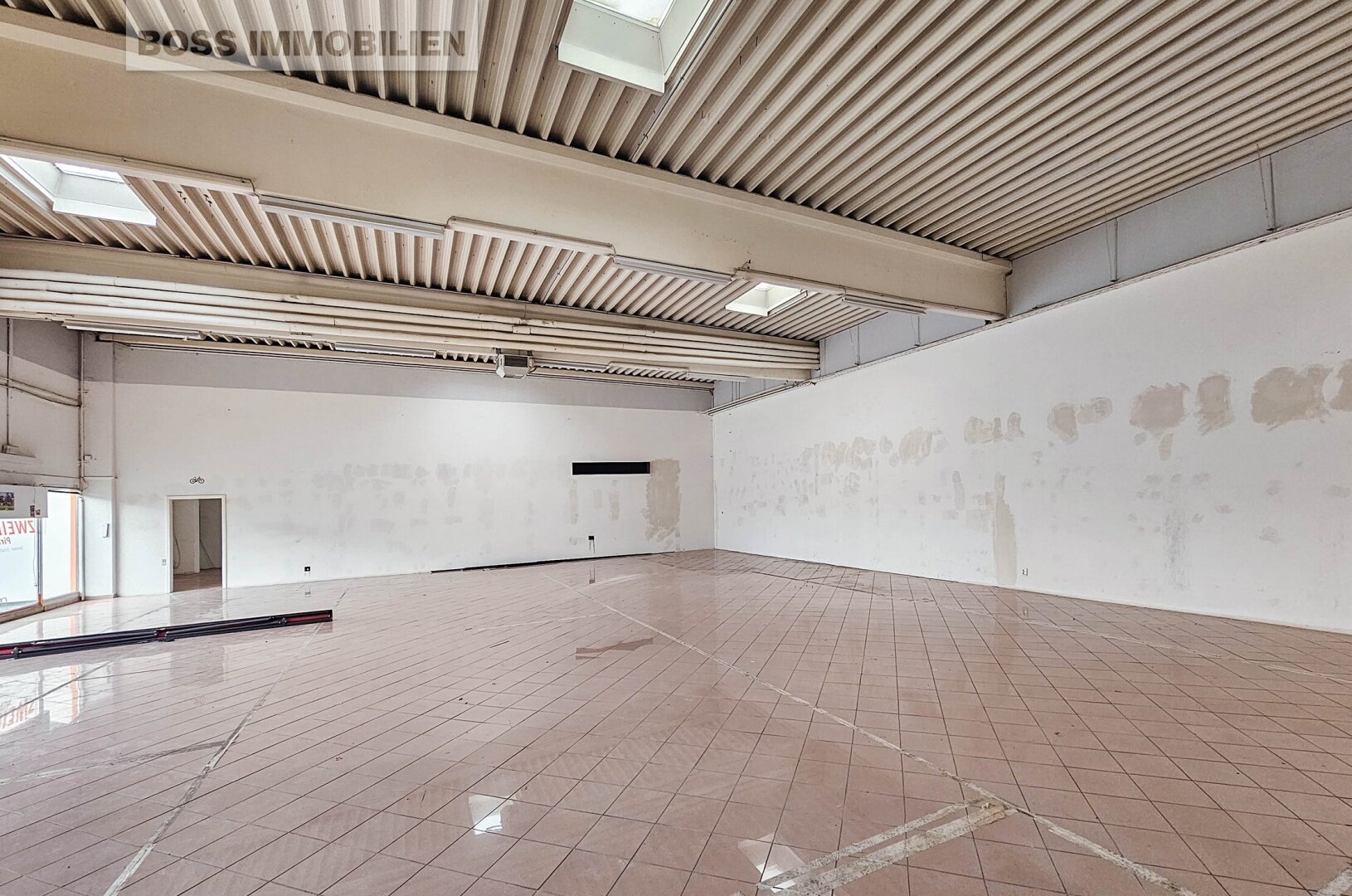 Großzügige Gewerbefläche mit 972 m² in stark frequentierter Lage an der B1