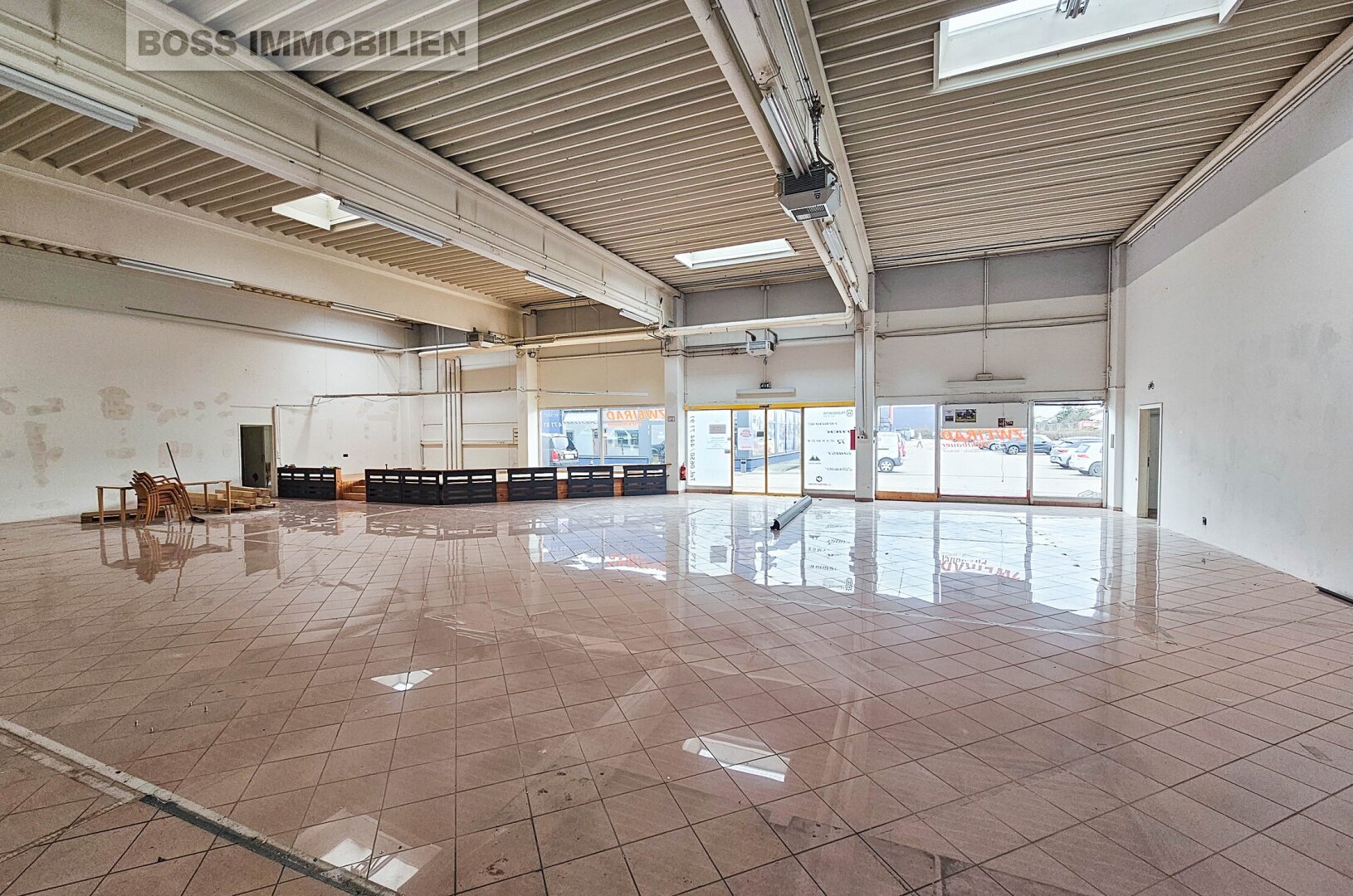 Großzügige Gewerbefläche mit 972 m² in stark frequentierter Lage an der B1