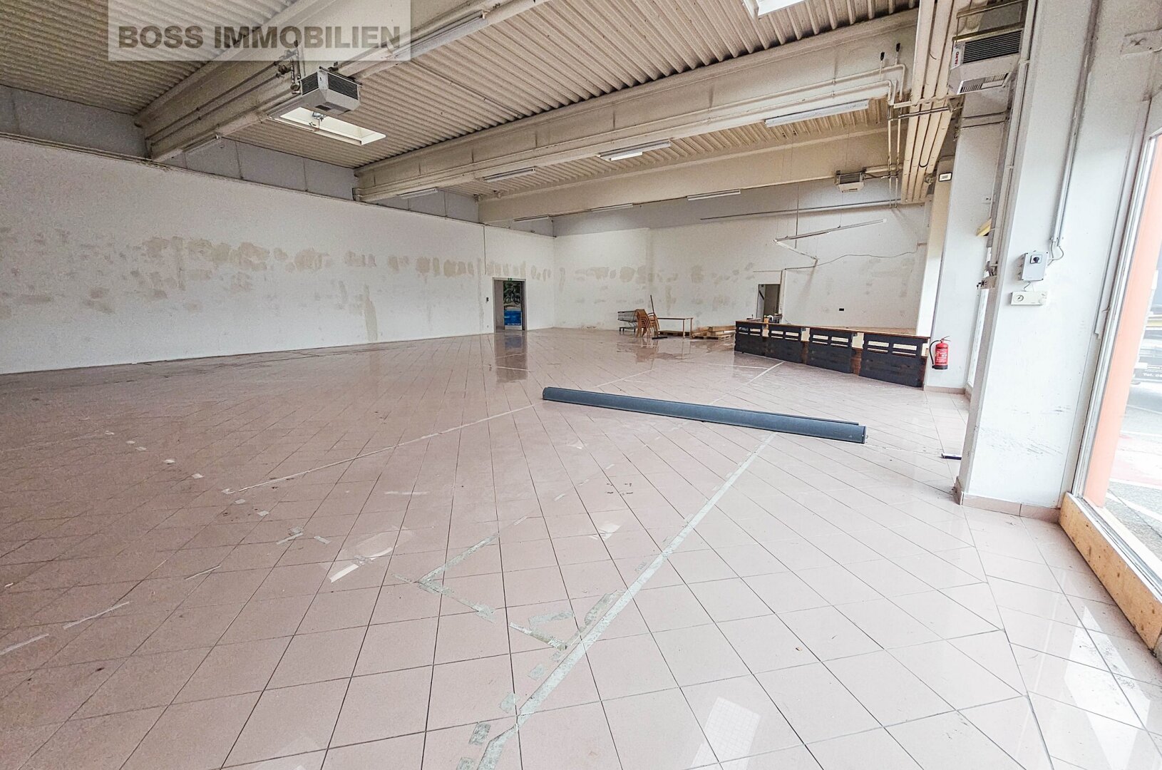 Großzügige Gewerbefläche mit 972 m² in stark frequentierter Lage an der B1