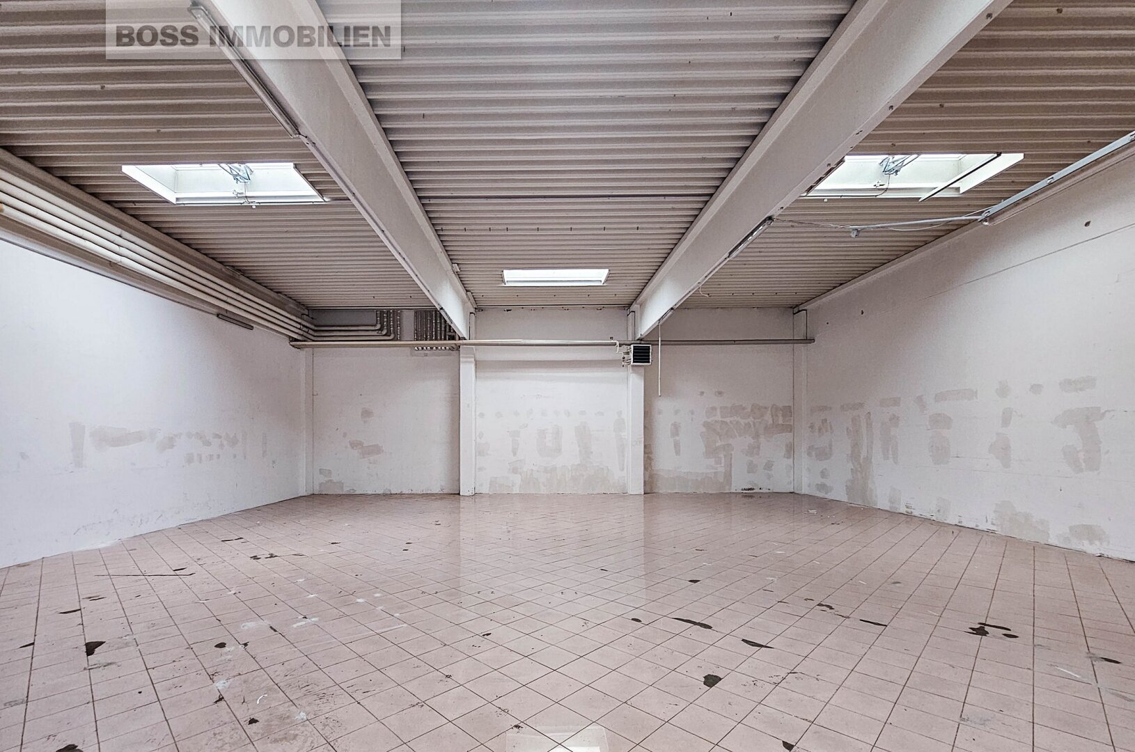 Großzügige Gewerbefläche mit 972 m² in stark frequentierter Lage an der B1