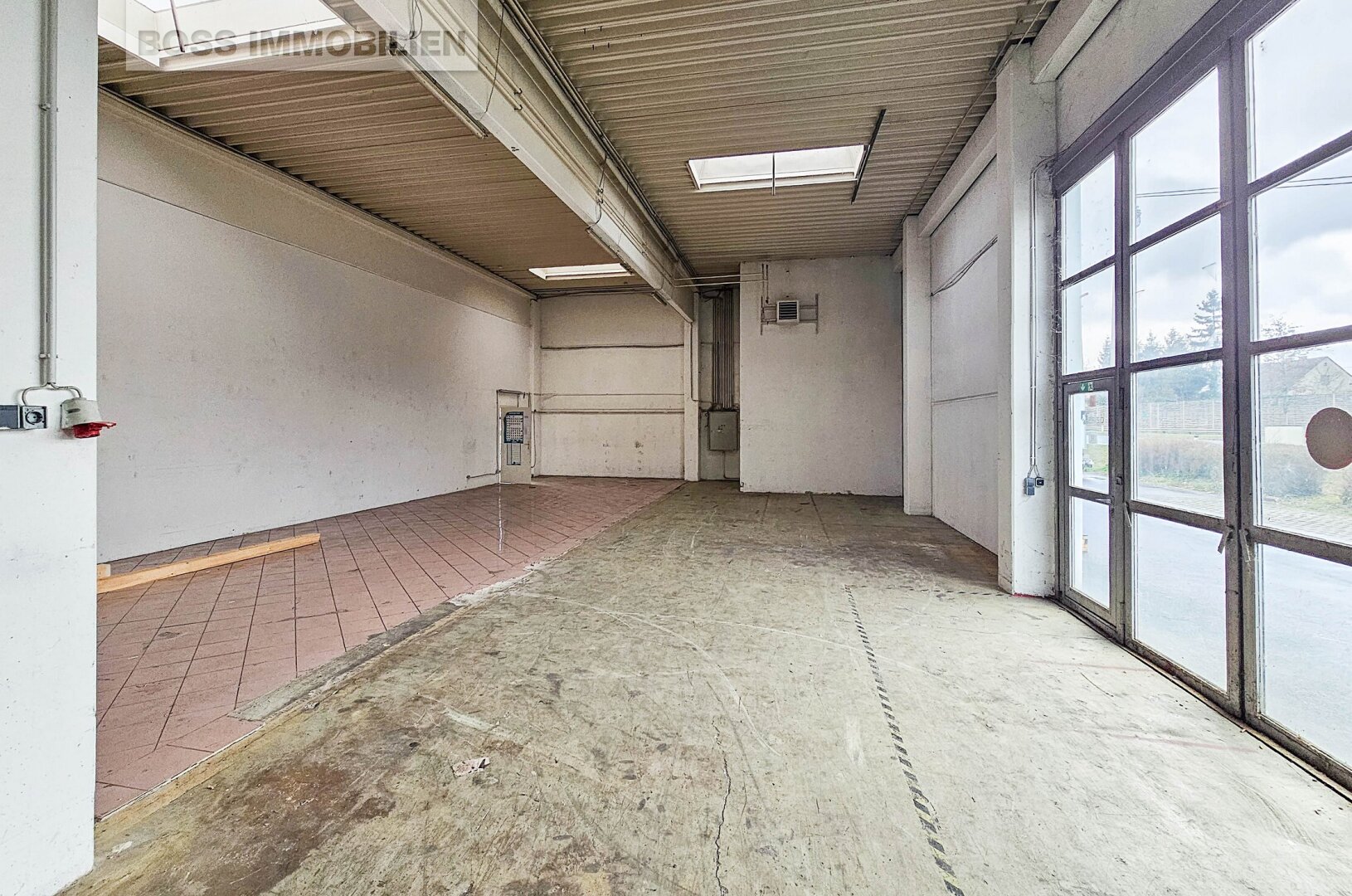 Großzügige Gewerbefläche mit 972 m² in stark frequentierter Lage an der B1