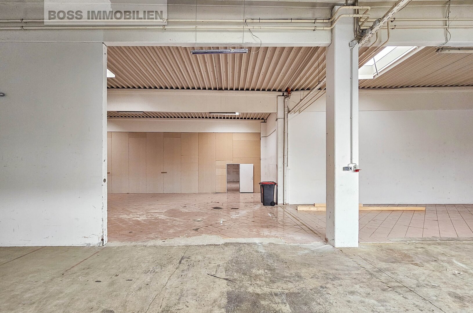 Großzügige Gewerbefläche mit 972 m² in stark frequentierter Lage an der B1