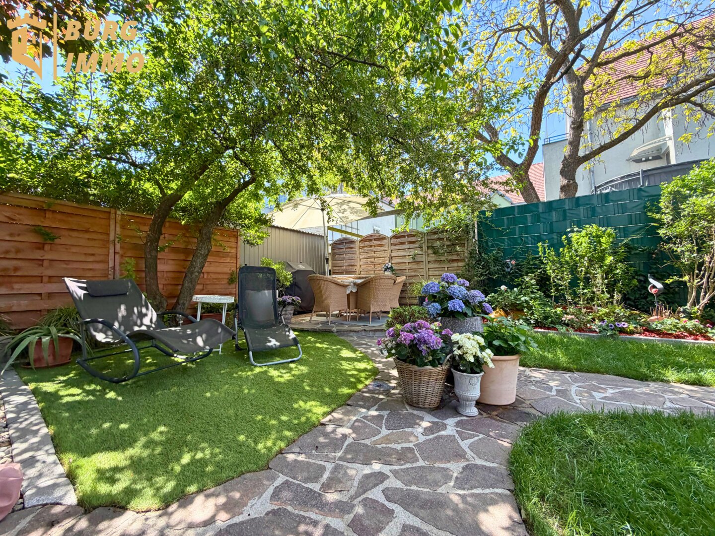 Wohnen mit Herz – stilvolles Reiheneckhaus mit wunderschönem Garten