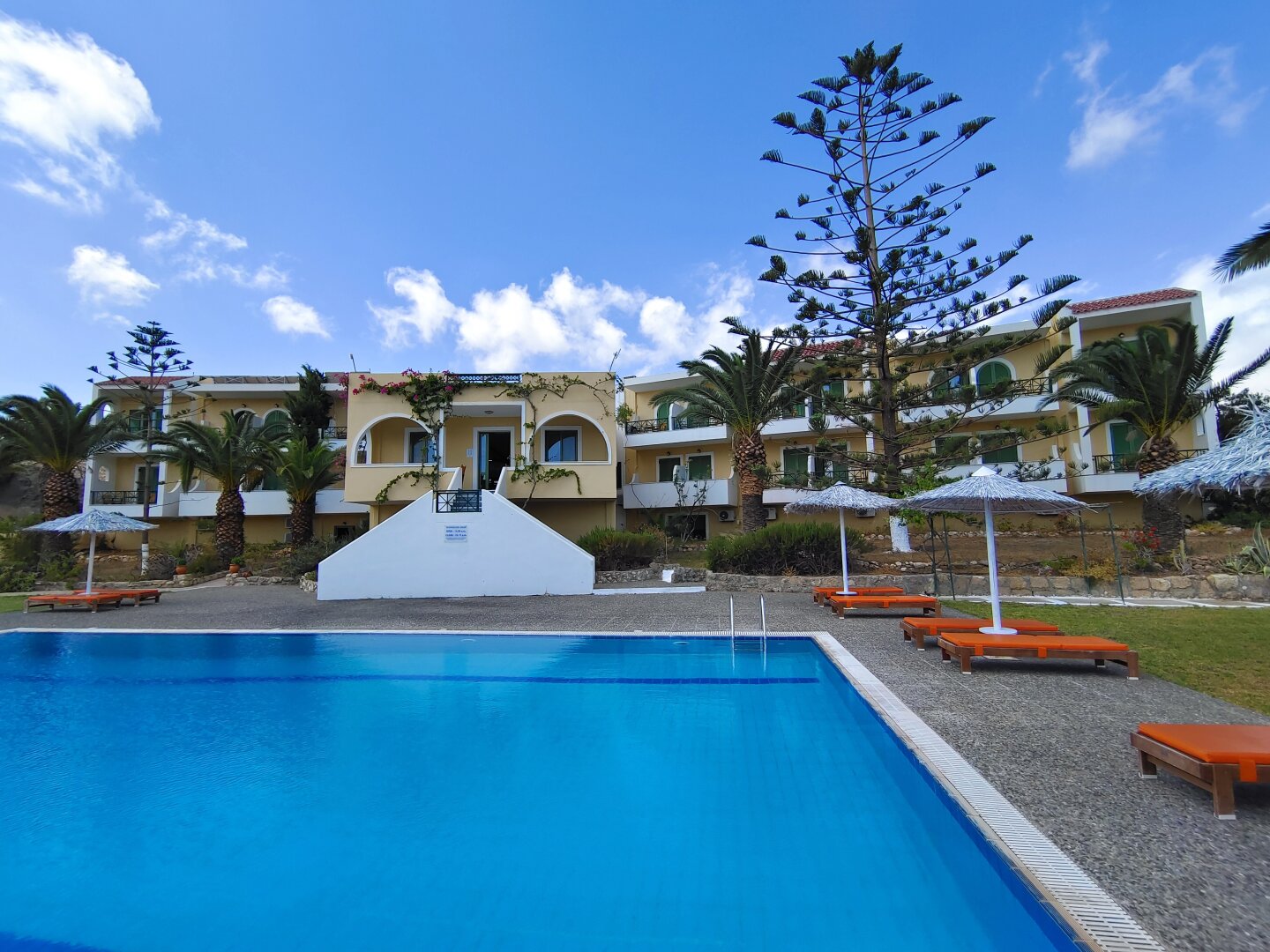 ** NEUER PREIS ** Karpathos - Hotel mit 25 Doppelzimmern in ruhiger Lage mit Meerblick