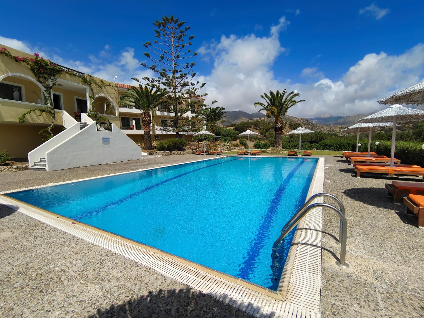 ** NEUER PREIS ** Karpathos - Hotel mit 25 Doppelzimmern in ruhiger Lage mit Meerblick