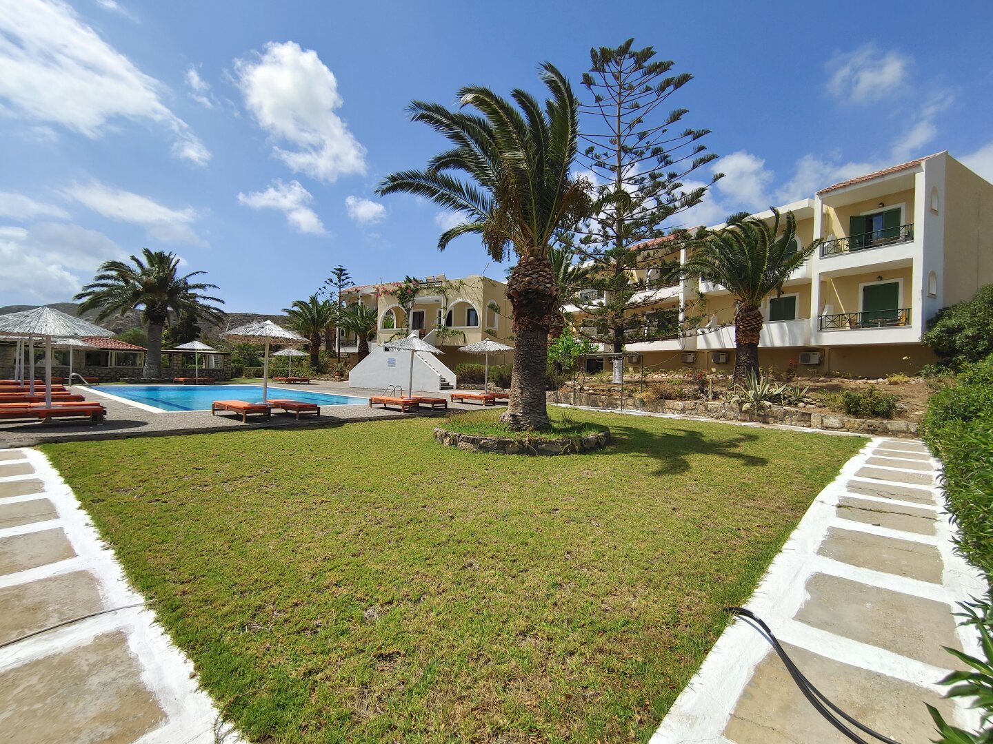 ** NEUER PREIS ** Karpathos - Hotel mit 25 Doppelzimmern in ruhiger Lage mit Meerblick