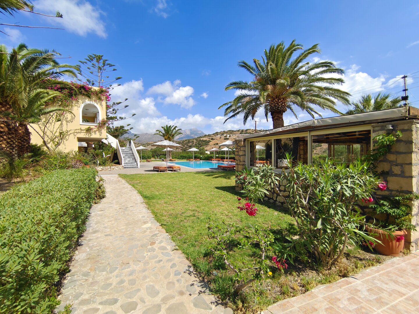 ** NEUER PREIS ** Karpathos - Hotel mit 25 Doppelzimmern in ruhiger Lage mit Meerblick