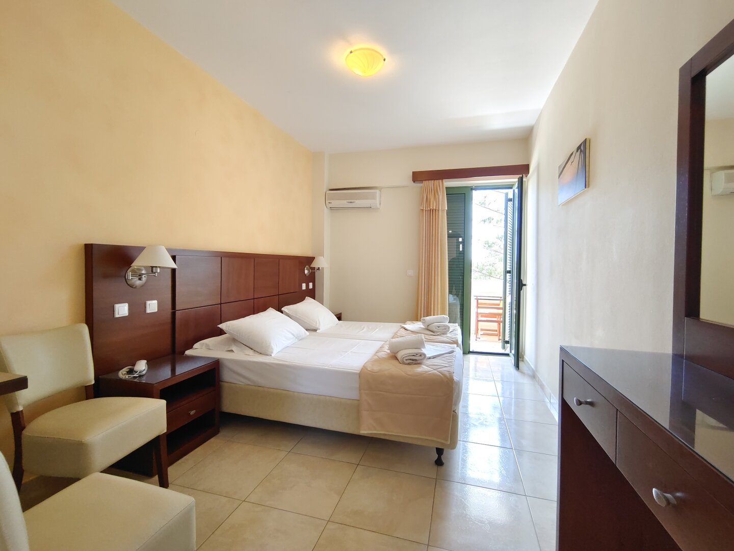 ** NEUER PREIS ** Karpathos - Hotel mit 25 Doppelzimmern in ruhiger Lage mit Meerblick