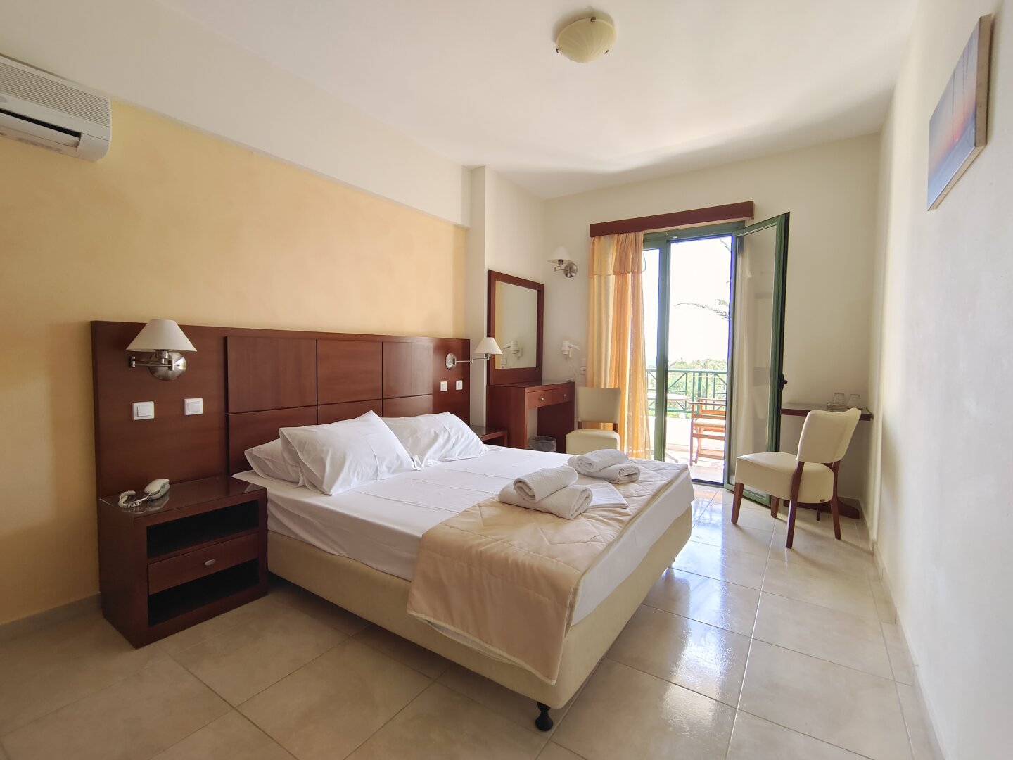 ** NEUER PREIS ** Karpathos - Hotel mit 25 Doppelzimmern in ruhiger Lage mit Meerblick