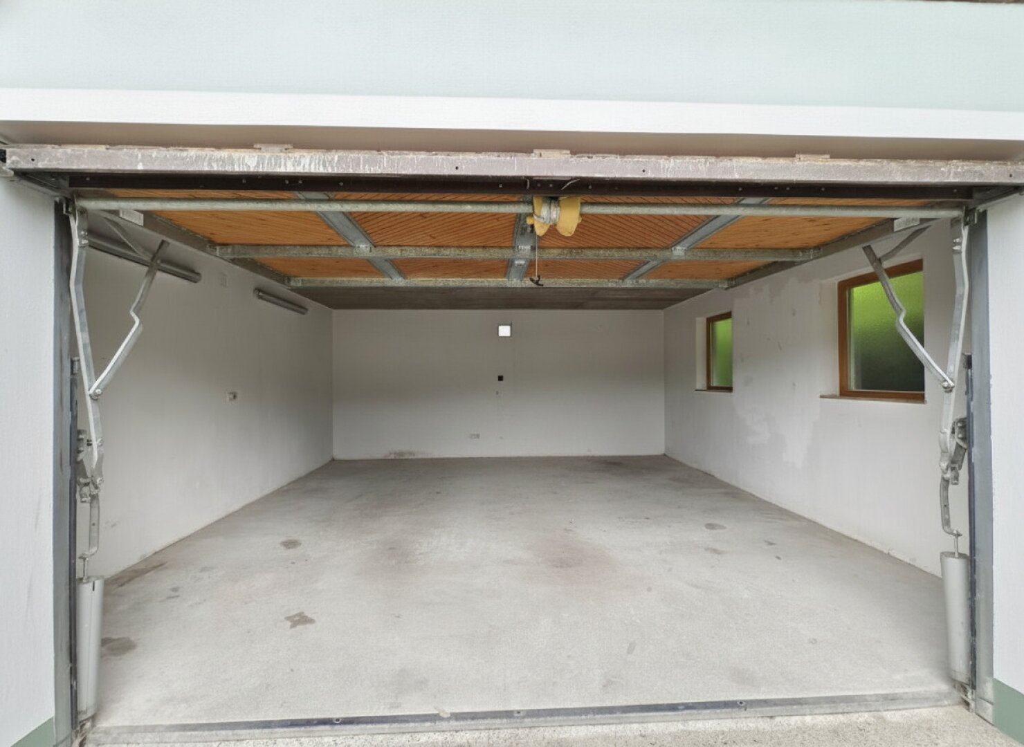 Sonniges Baugrundstück mit hochwertiger Garage in ruhiger Sackgassenlage – provisionsfrei für die Käufer