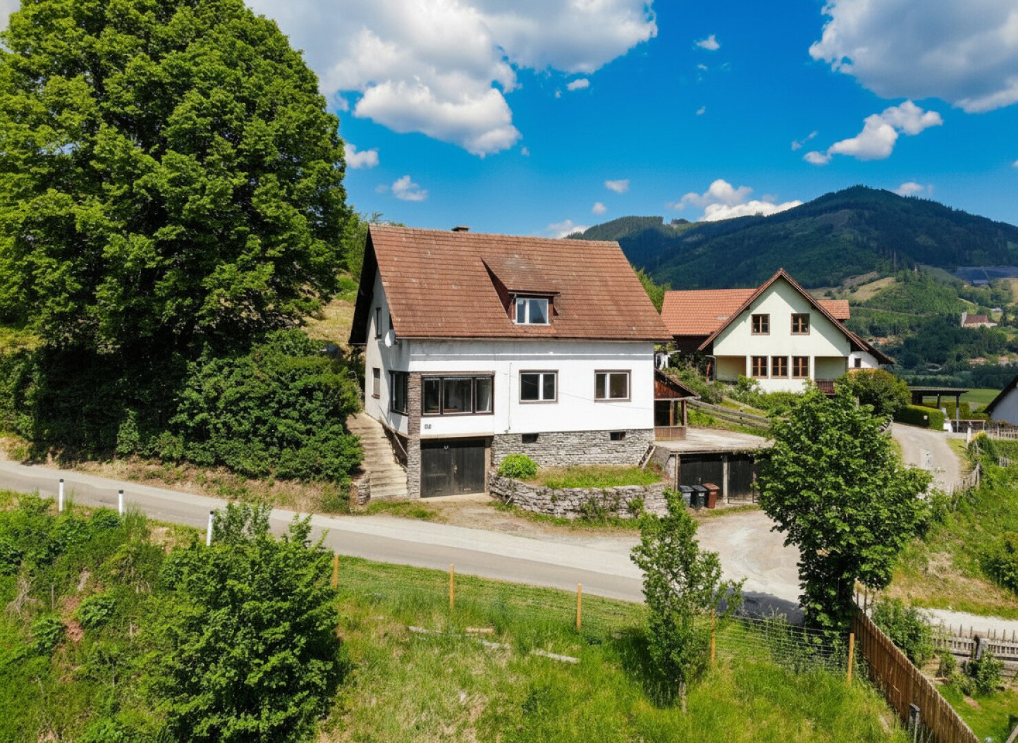 Sanierungsbedürftiges Einfamilienhaus mit Garagen & traumhaftem Ausblick in Oberaich