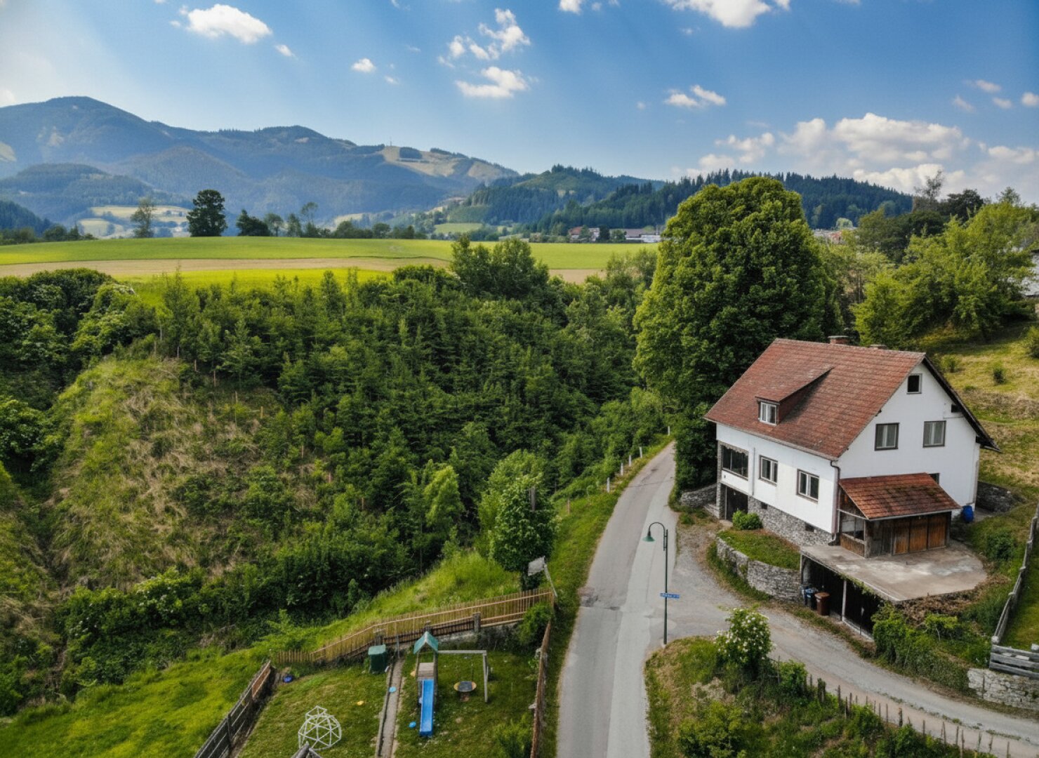 Sanierungsbedürftiges Einfamilienhaus mit Garagen & traumhaftem Ausblick in Oberaich