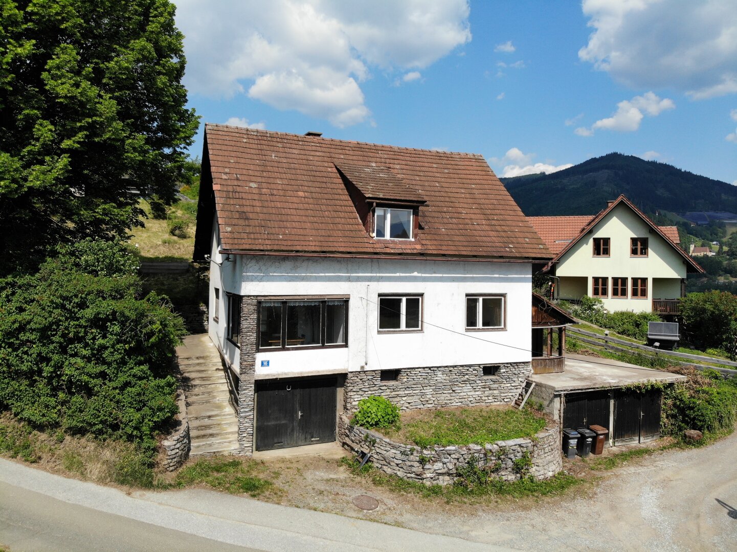 Sanierungsbedürftiges Einfamilienhaus mit Garagen & traumhaftem Ausblick in Oberaich
