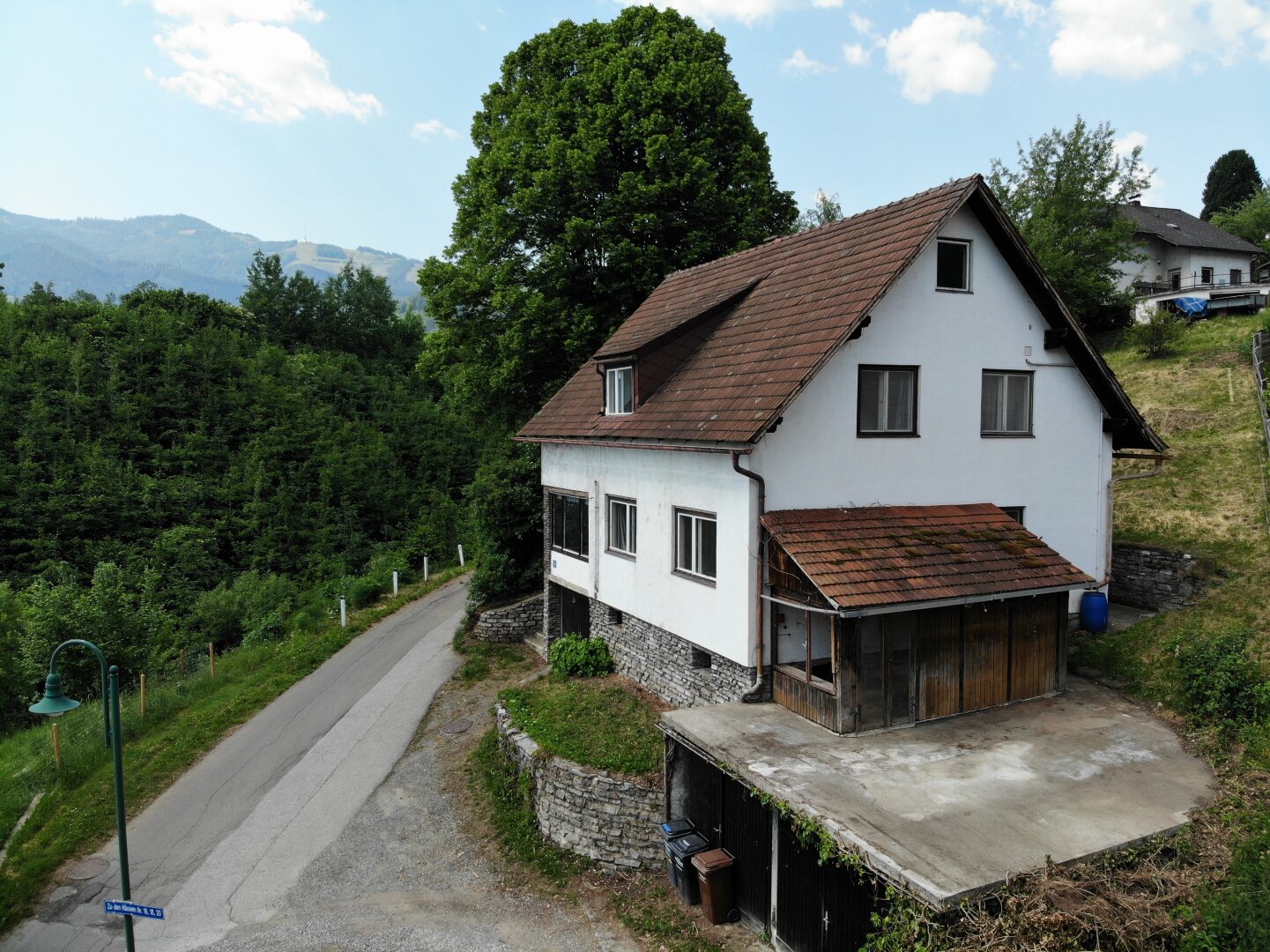 Sanierungsbedürftiges Einfamilienhaus mit Garagen & traumhaftem Ausblick in Oberaich